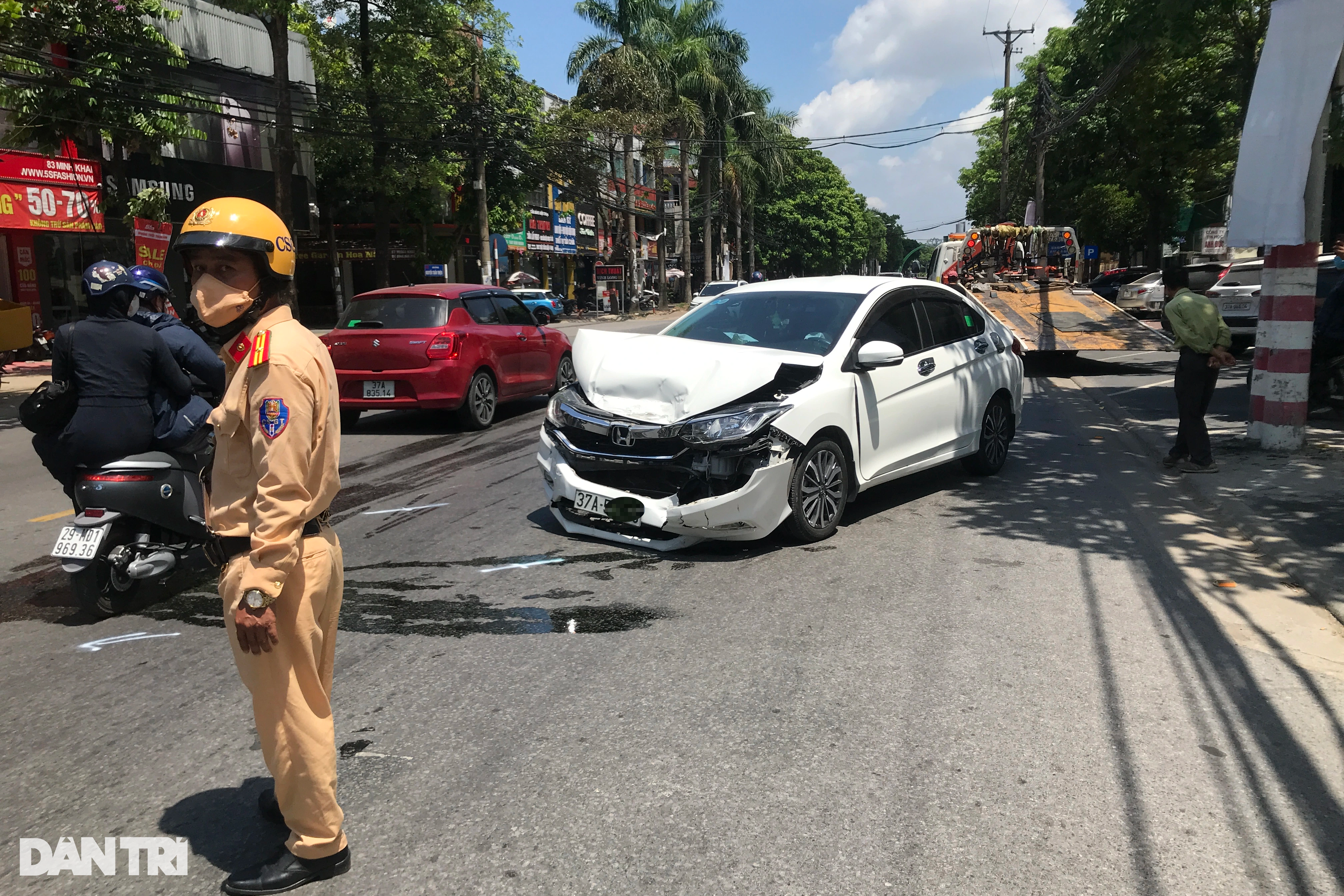 2 ô tô nát bét đầu sau va chạm trên phố - 3