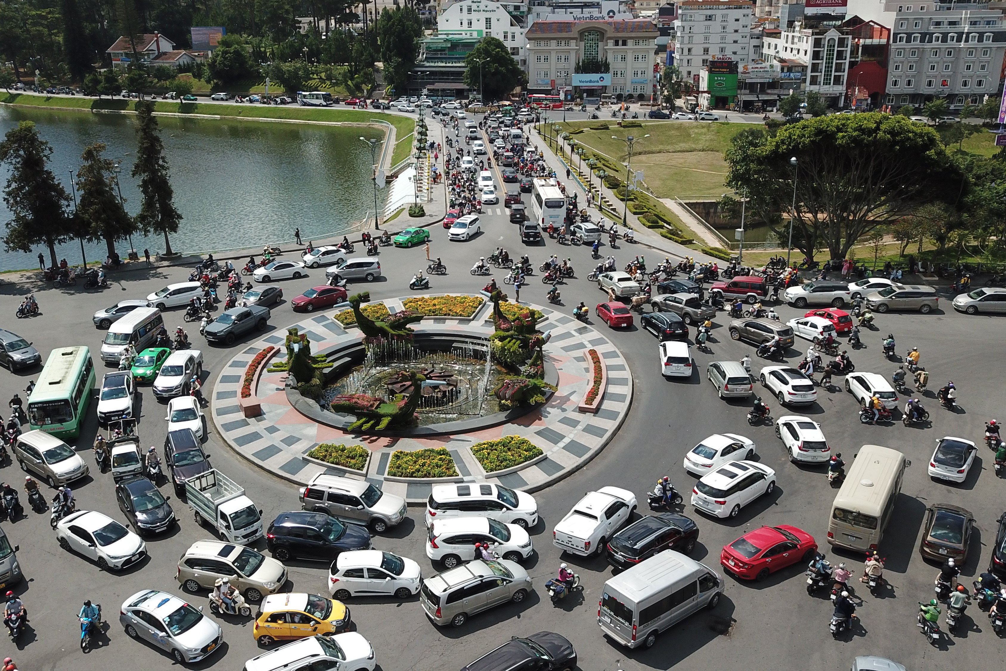 Đấu giá các bãi giữ xe ở Đà Lạt, thu về 25 tỷ đồng - 1