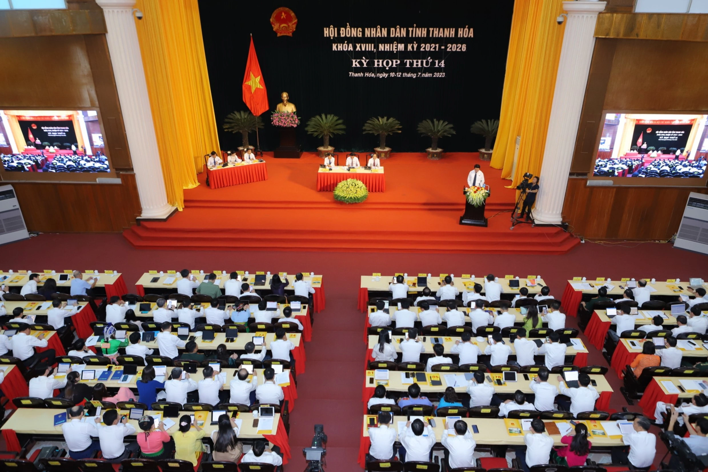 ໃນ 6 ເດືອນຕົ້ນປີ ມີແຮງງານ 30.000 ກວ່າຄົນ - 1. 6 tháng đầu năm, hơn 30.000 lao động được giải quyết việc làm - 1