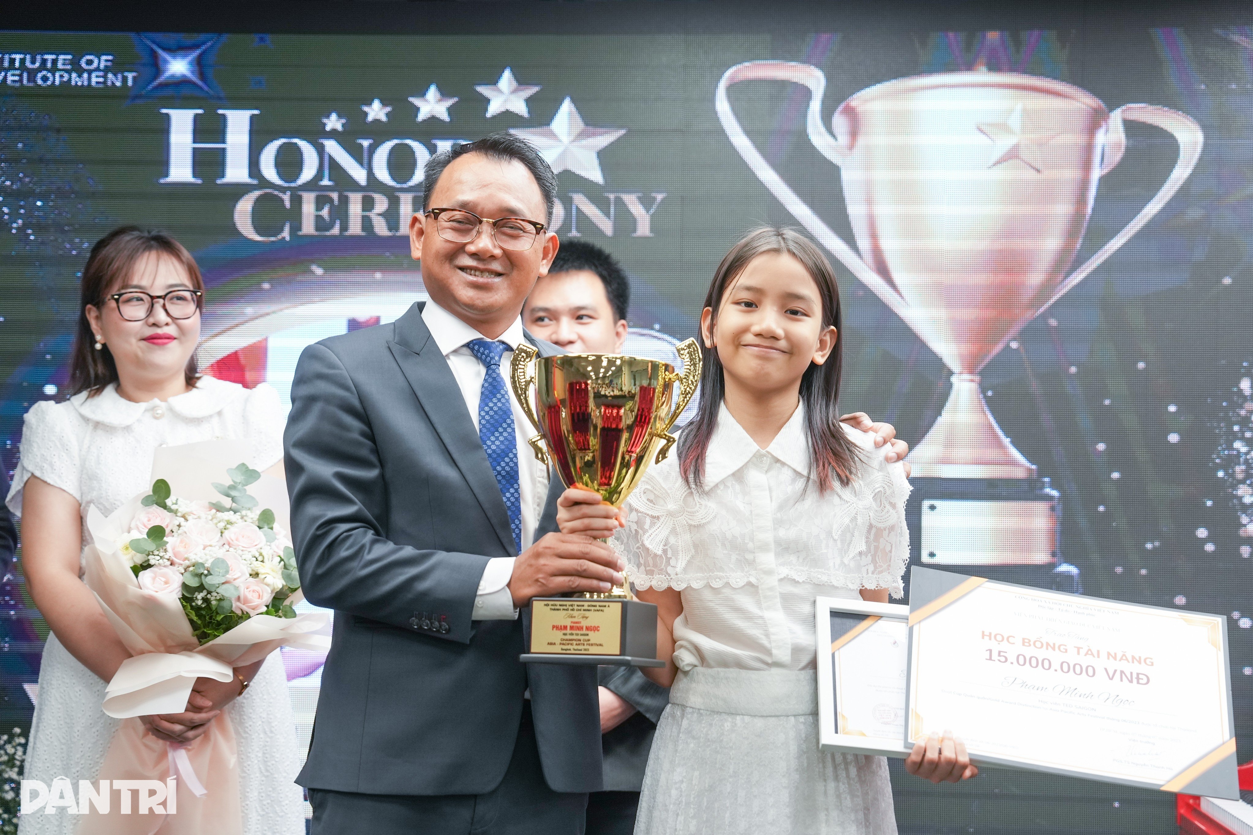 Τιμώντας νέα ταλέντα με υψηλές επιδόσεις σε διεθνείς μουσικούς διαγωνισμούς - 1 Vinh danh các tài năng nhí đạt thành tích cao tại cuộc thi âm nhạc quốc tế - 1