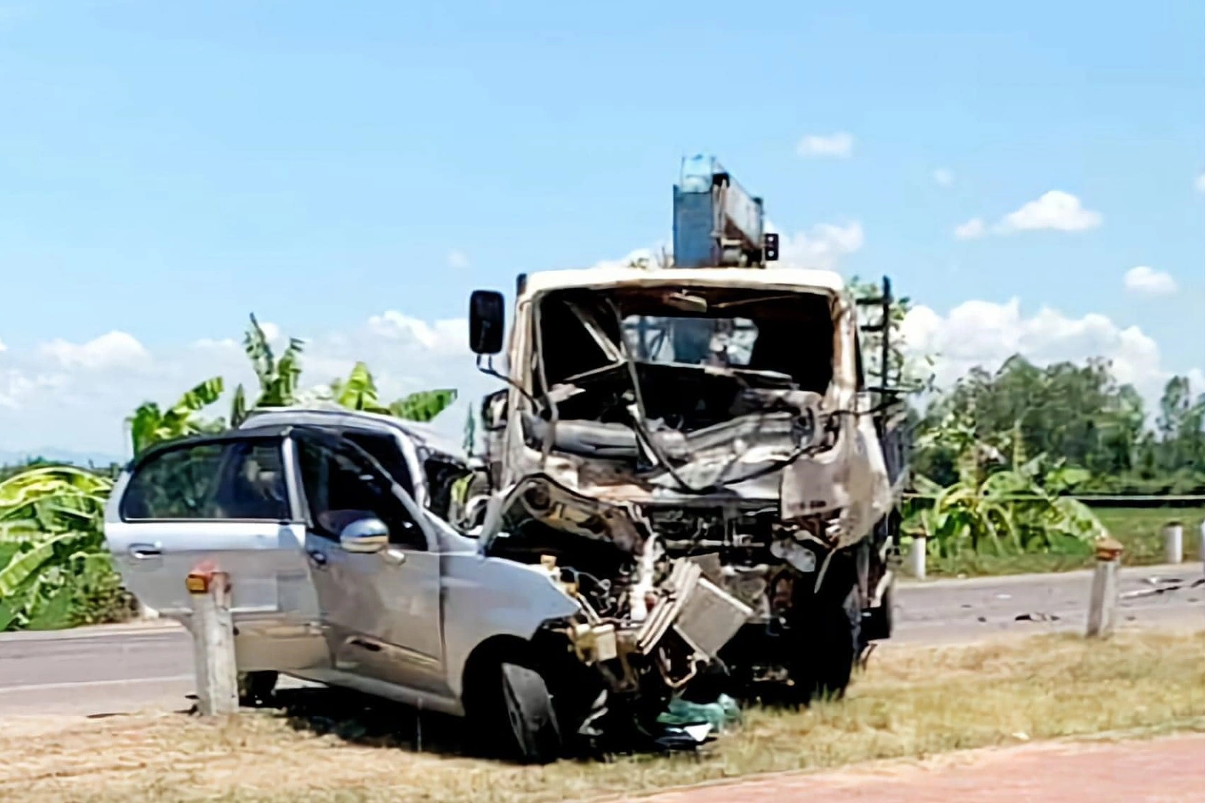 Ô tô nát bét sau tai nạn, tài xế tử vong trên ghế lái - 1