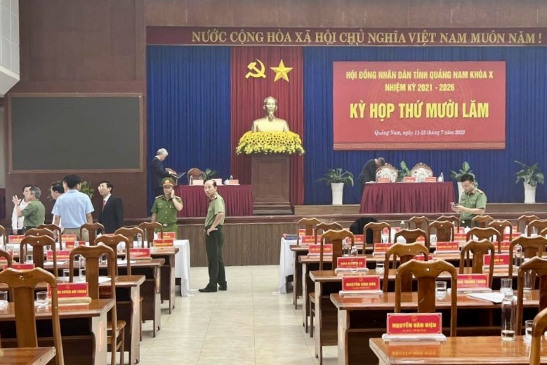 Khói bao trùm hội trường khi HĐND tỉnh Quảng Nam đang họp - 1