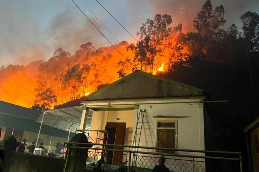 Trắng đêm dập lửa cứu rừng ở Nghệ An - 12