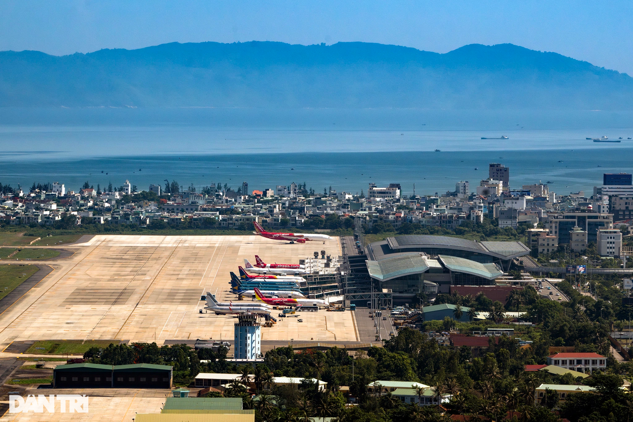 Bay trực thăng ra biển Đông 16km ngắm toàn cảnh TP Đà Nẵng - 2