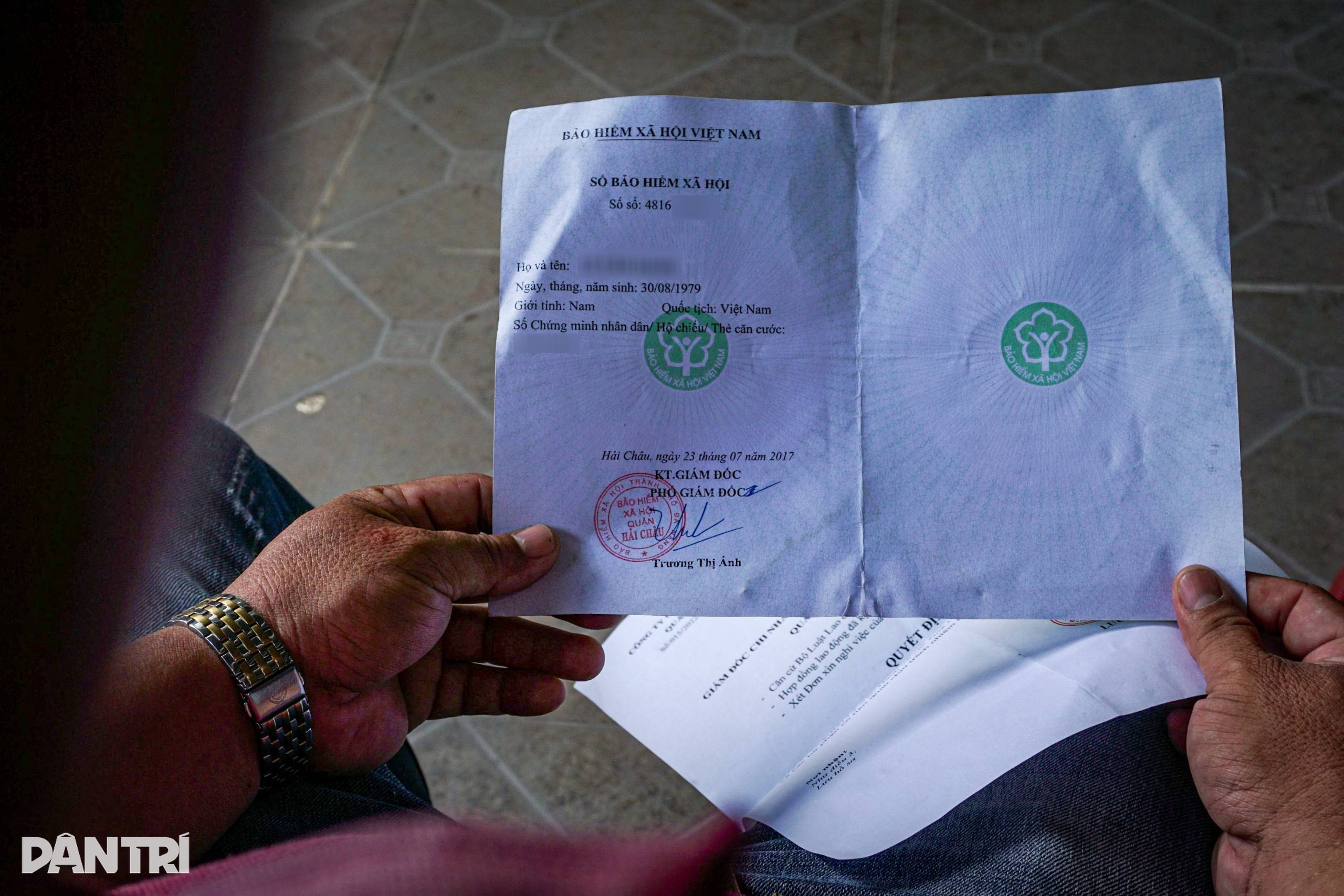 Tài xế xe buýt nhận sổ bảo hiểm chỉ có bìa, phần ruột không biết ra sao - 2 Tài xế xe buýt nhận sổ bảo hiểm chỉ có bìa, phần ruột không biết ra sao - 2