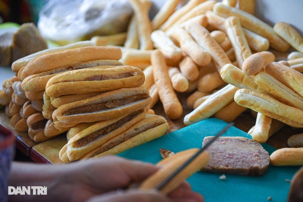 View - 
    Food tour Hải Phòng có gì mà giới trẻ "ùn ùn" đổ về trải nghiệm? | Báo Dân trí
