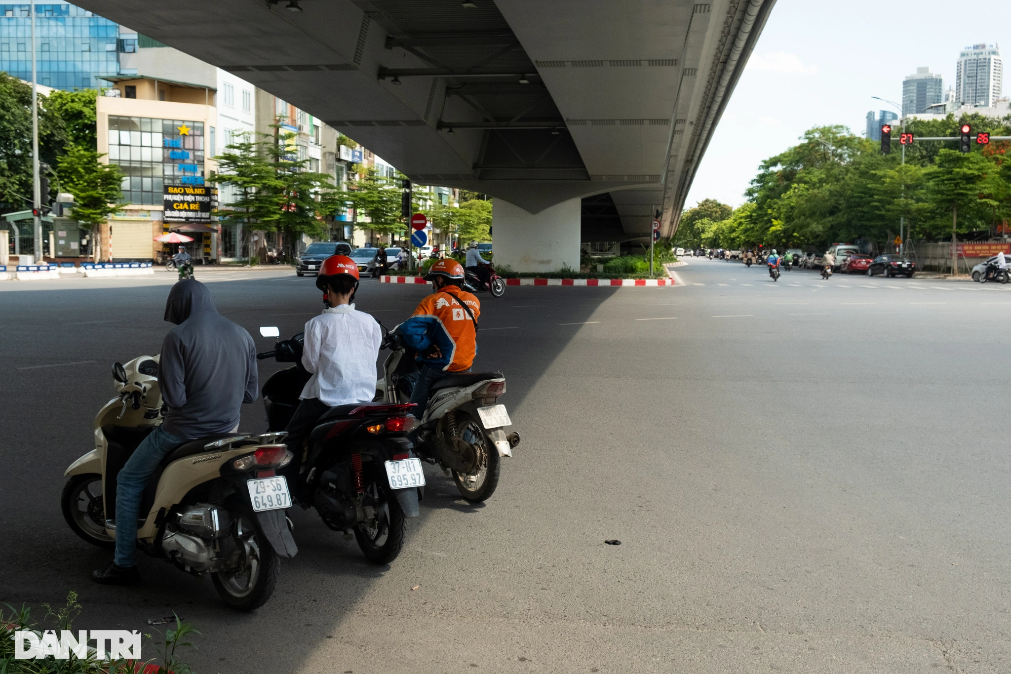 Hà Nội nắng nóng đỉnh điểm, đường phố vắng bóng người giữa trưa - 8