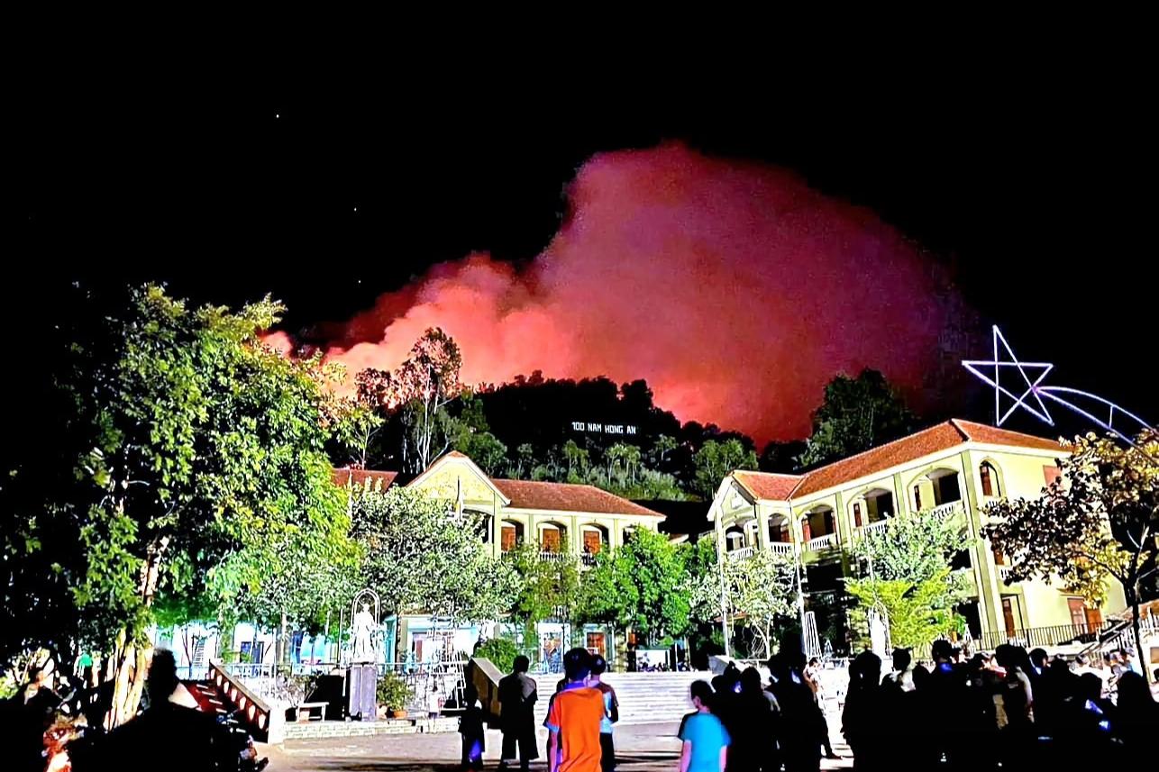 Trắng đêm dập lửa cứu rừng ở Nghệ An - 10