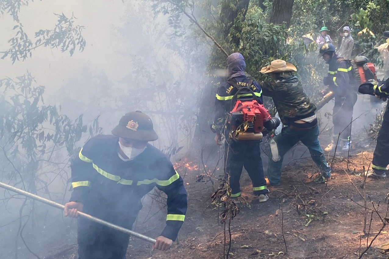 Trắng đêm dập lửa cứu rừng ở Nghệ An - 4