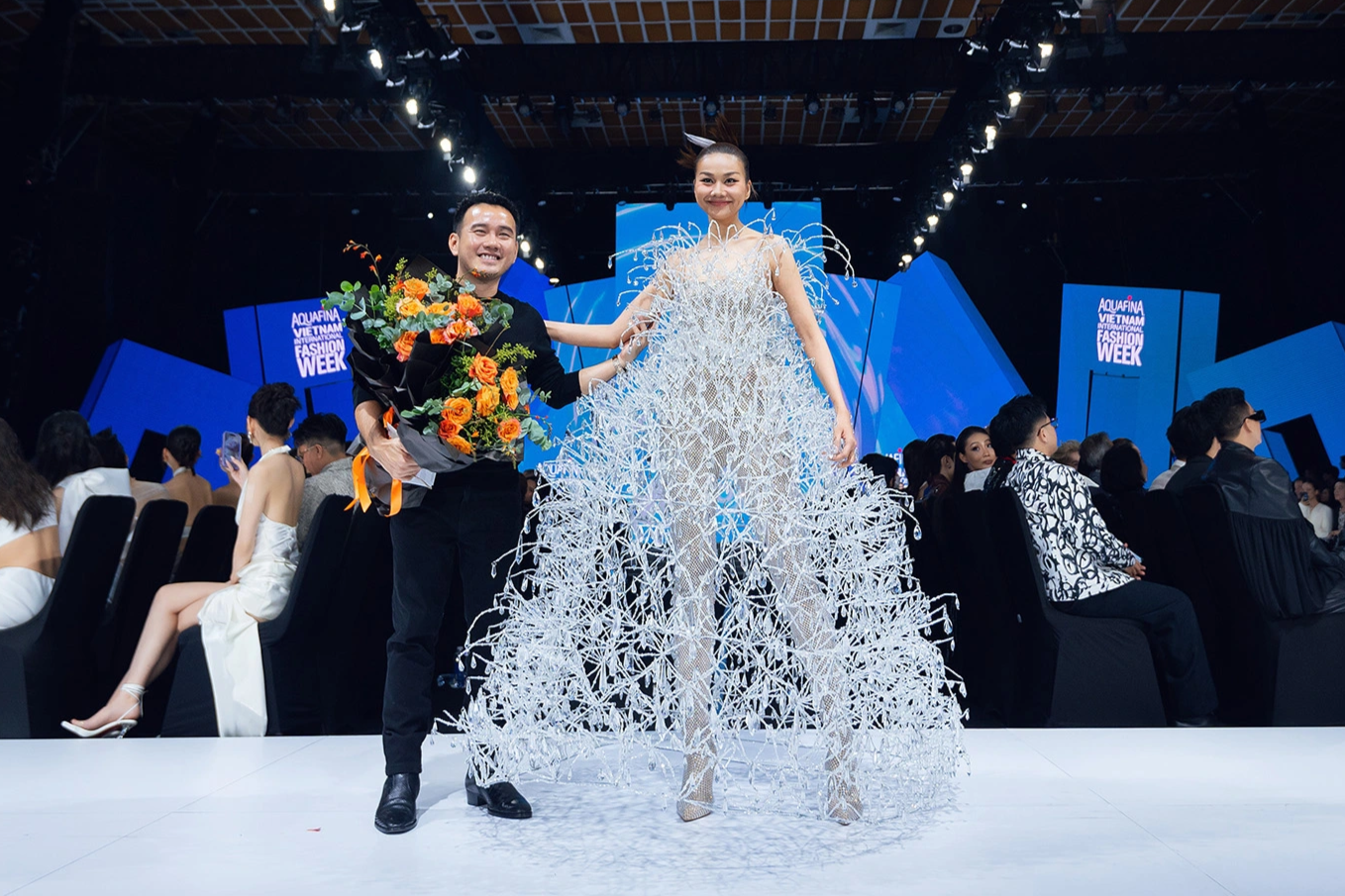 View - Thanh Hằng trình diễn với váy pha lê nặng 50kg khiến khán giả... hồi hộp | Báo Dân trí