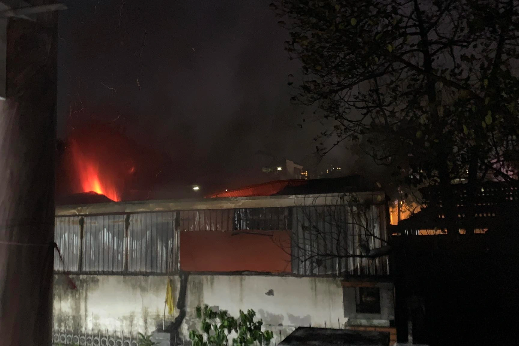 Cháy lớn tại xưởng may rộng hơn 1.000m2 ở Hà Nội - 4