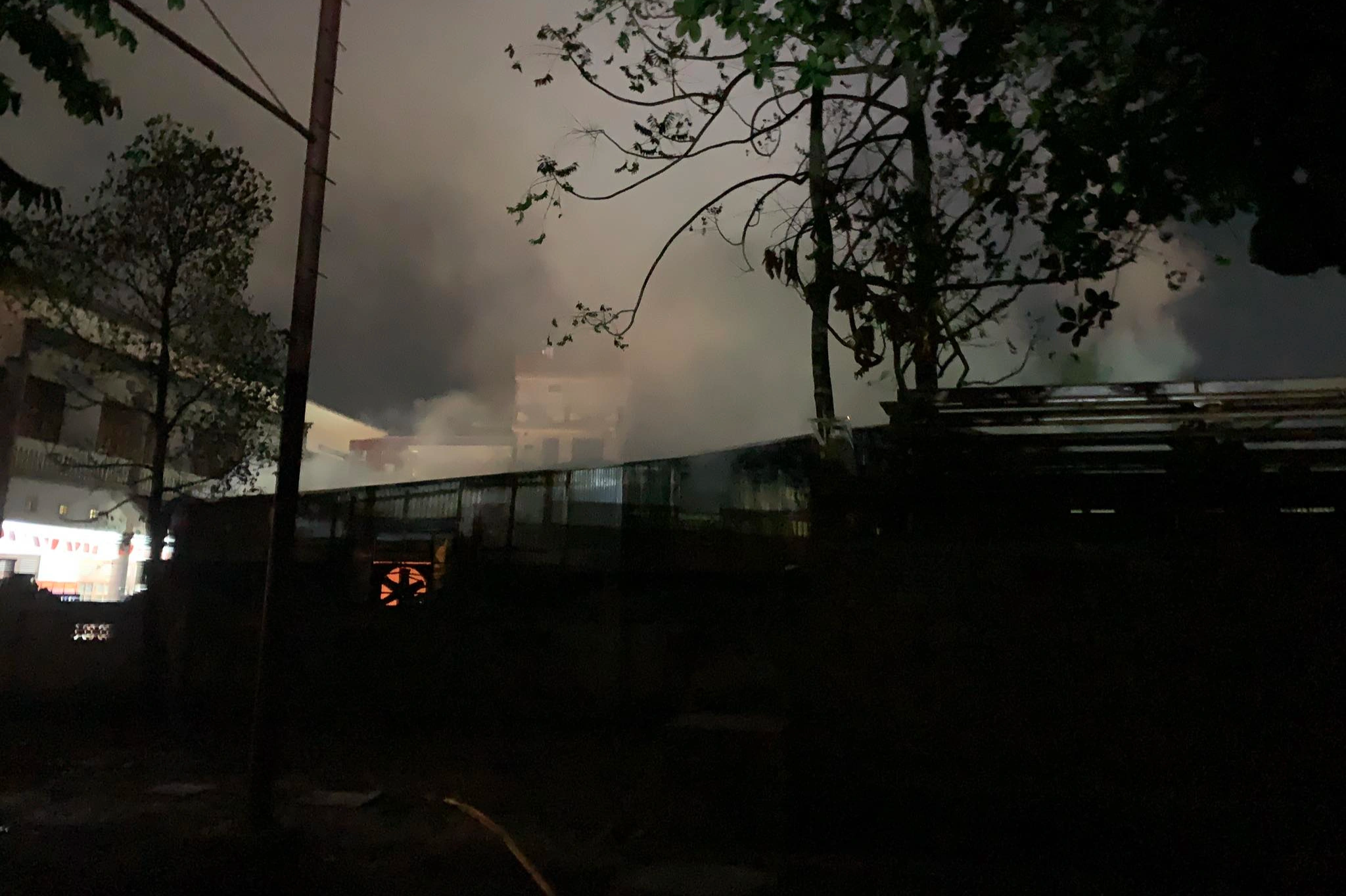 Cháy lớn tại xưởng may rộng hơn 1.000m2 ở Hà Nội - 1