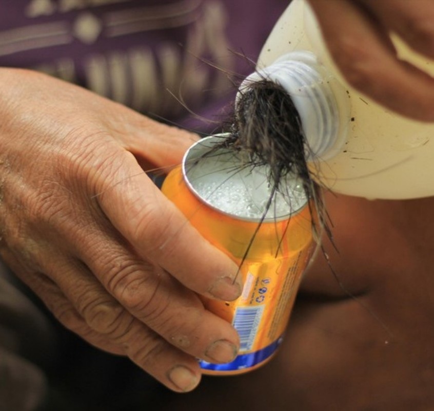 View - Nghề lạ ở Việt Nam: "Mổ" cây lấy nước ra ngay thứ rượu cay nồng không xỉn | Báo Dân trí