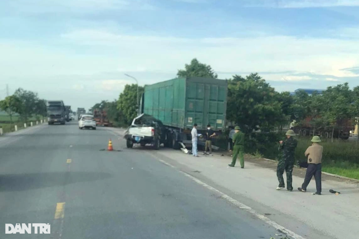Ô tô tông xe container, 2 người chết, 3 người bị thương - 1