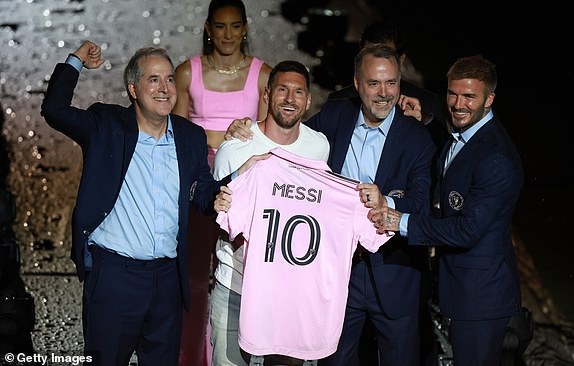 Lionel Messi ra mắt hoàng tráng Inter Miami trong ngày mưa gió bão bùng - 8