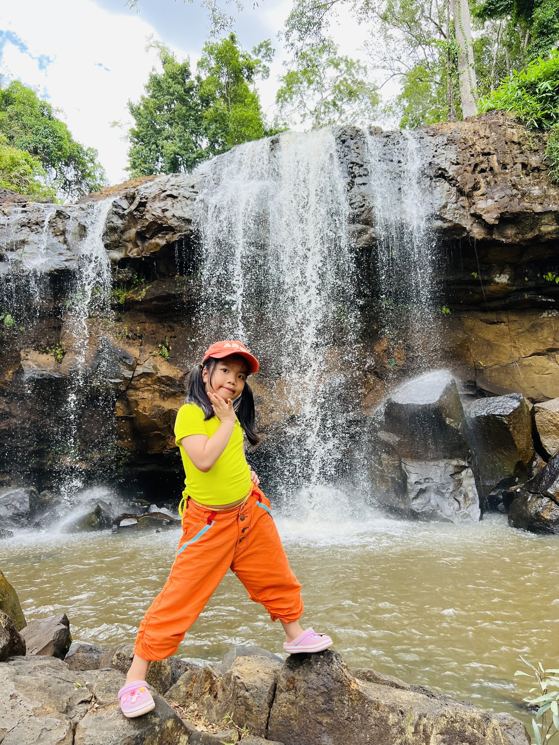 View - Bà U60 cùng cháu chinh phục cung đường biển đẹp nhất Việt Nam bằng xe máy | Báo Dân trí