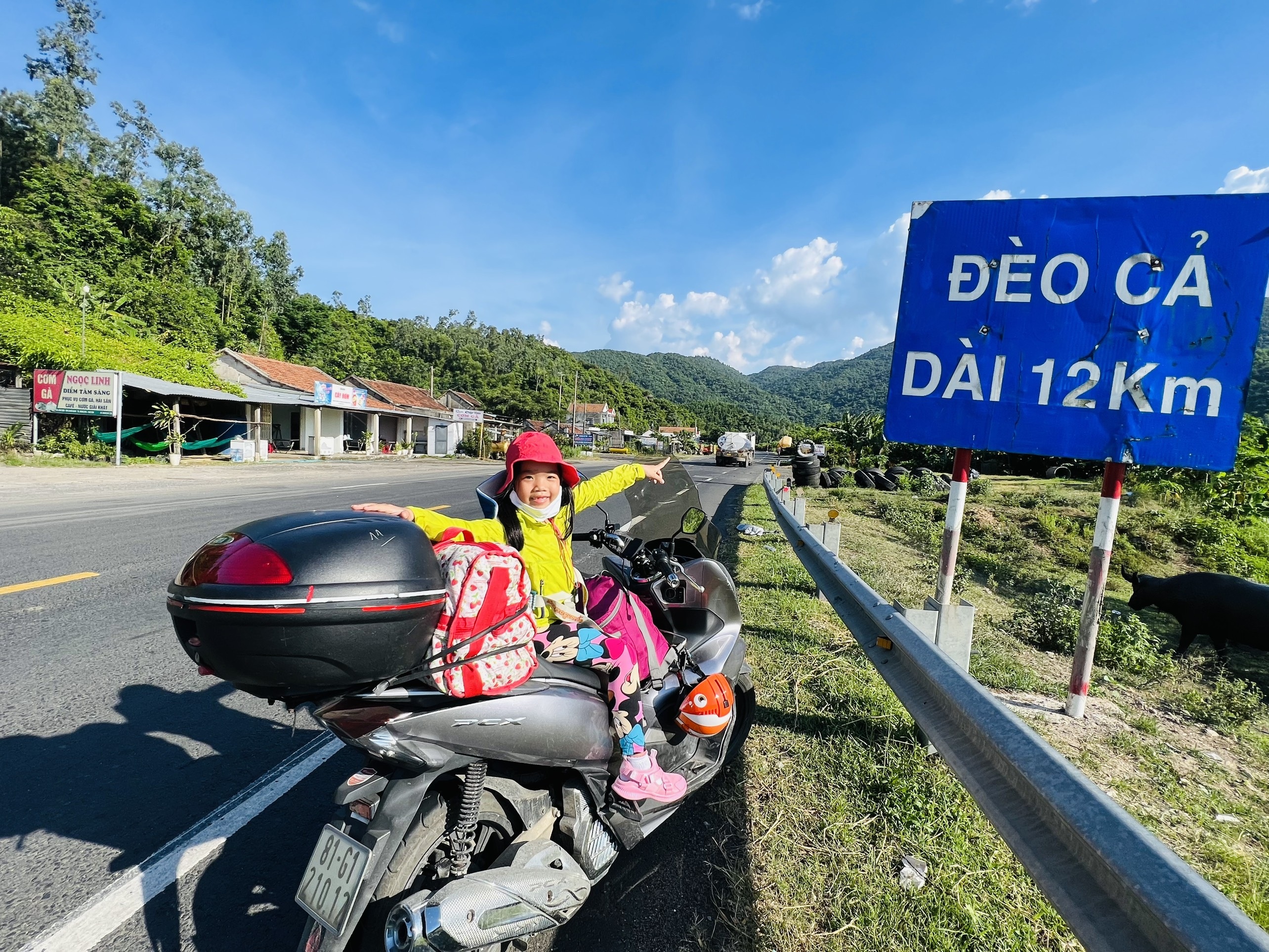 View - Bà U60 cùng cháu chinh phục cung đường biển đẹp nhất Việt Nam bằng xe máy | Báo Dân trí