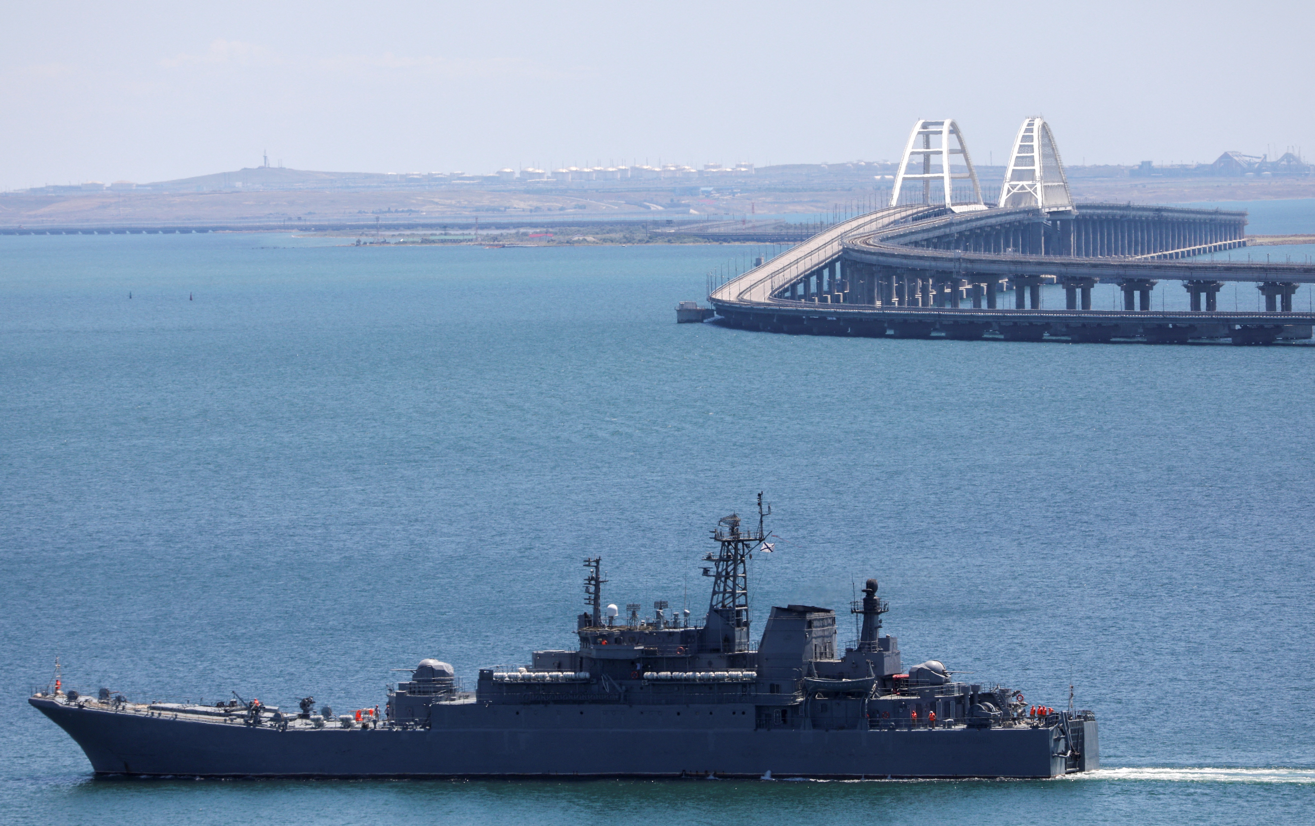 Nỗ lực phòng vệ của Nga trước các vụ tấn công vào cầu Crimea huyết mạch