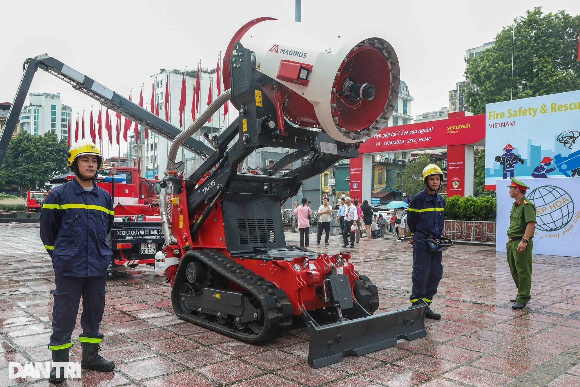 Ngắm máy bay, robot tự hành tân tiến dùng để chữa cháy ở Hà Nội - 9