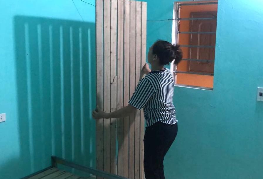 עובדים מאבדים את מקום עבודתם, בעל פנסיון בשווי מיליארד דולר בוכה בגלל חדרים שלא נמכרו - 1 Công nhân mất việc, chủ khu trọ tiền tỷ khóc vì ế phòng - 1