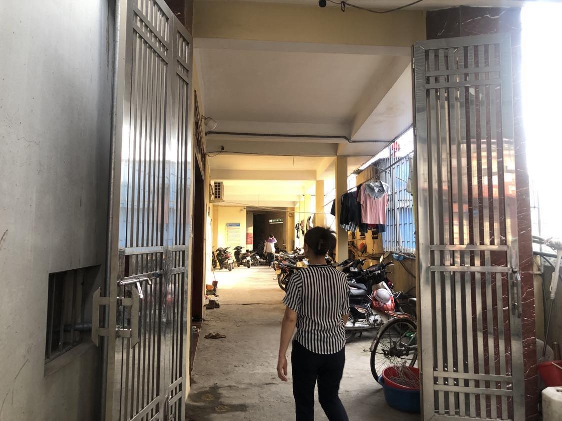 עובדים מאבדים את מקום עבודתם, בעל פנסיון בשווי מיליארד דולר בוכה בגלל חדרים שלא נמכרו - 2 Công nhân mất việc, chủ khu trọ tiền tỷ khóc vì ế phòng - 2