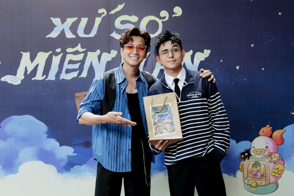 Jun Pham ເສຍໃຈທີ່ລາວບໍ່ມີເວລາໃຫ້ປຶ້ມກ່ອນທີ່ພໍ່ຂອງລາວຈະຕາຍ - 4 Jun Phạm tiếc nuối khi chưa kịp tặng sách thì bố đã ra đi - 4