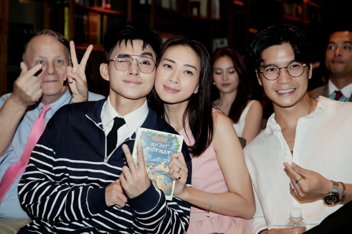 Jun Pham ເສຍໃຈທີ່ລາວບໍ່ມີເວລາໃຫ້ປຶ້ມກ່ອນທີ່ພໍ່ຂອງລາວຈະຕາຍ - 1 Jun Phạm tiếc nuối khi chưa kịp tặng sách thì bố đã ra đi - 1