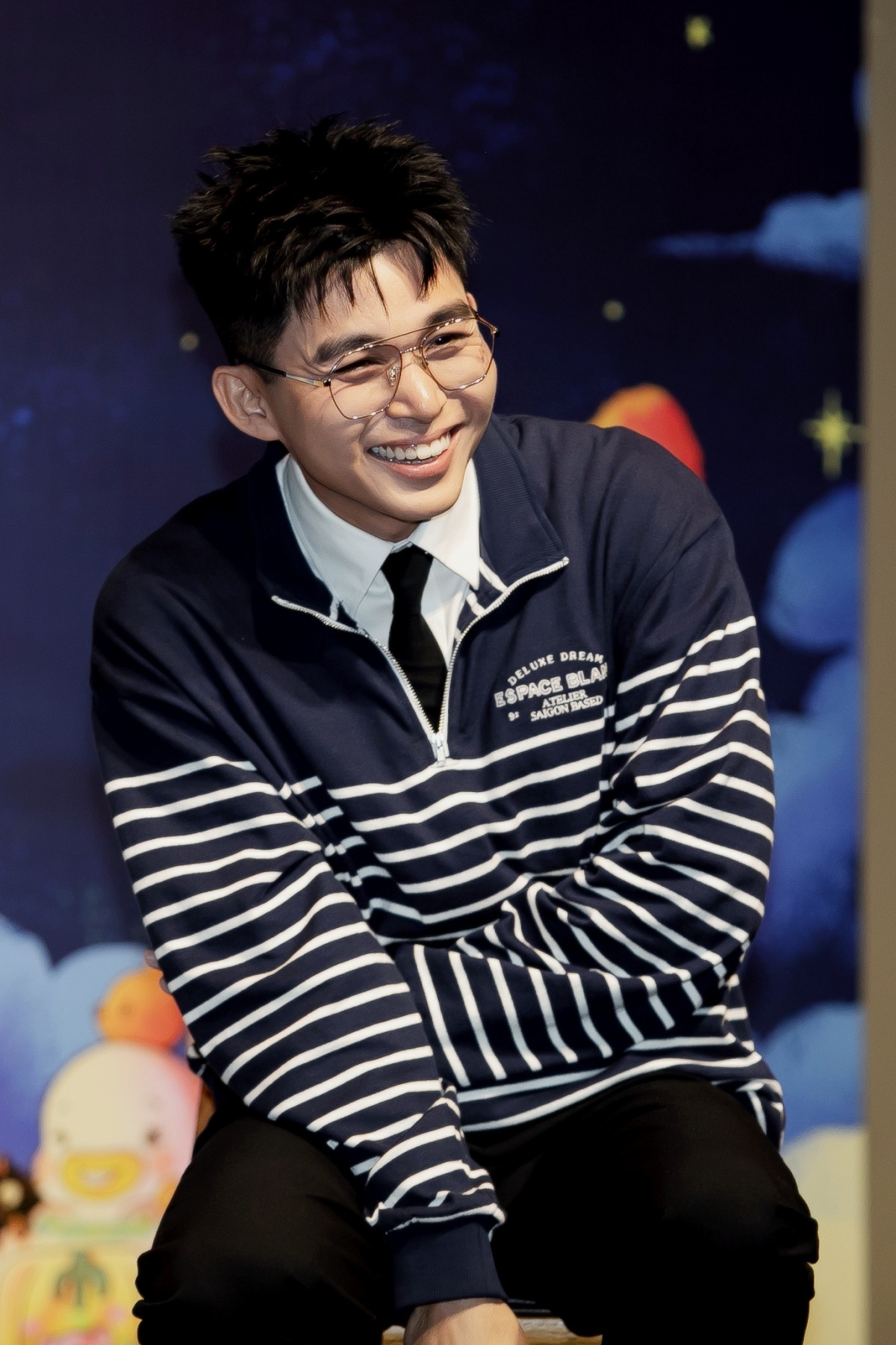 Jun Pham ເສຍໃຈທີ່ລາວບໍ່ມີເວລາໃຫ້ປຶ້ມກ່ອນທີ່ພໍ່ຂອງລາວຈະຕາຍ - 2 Jun Phạm tiếc nuối khi chưa kịp tặng sách thì bố đã ra đi - 2