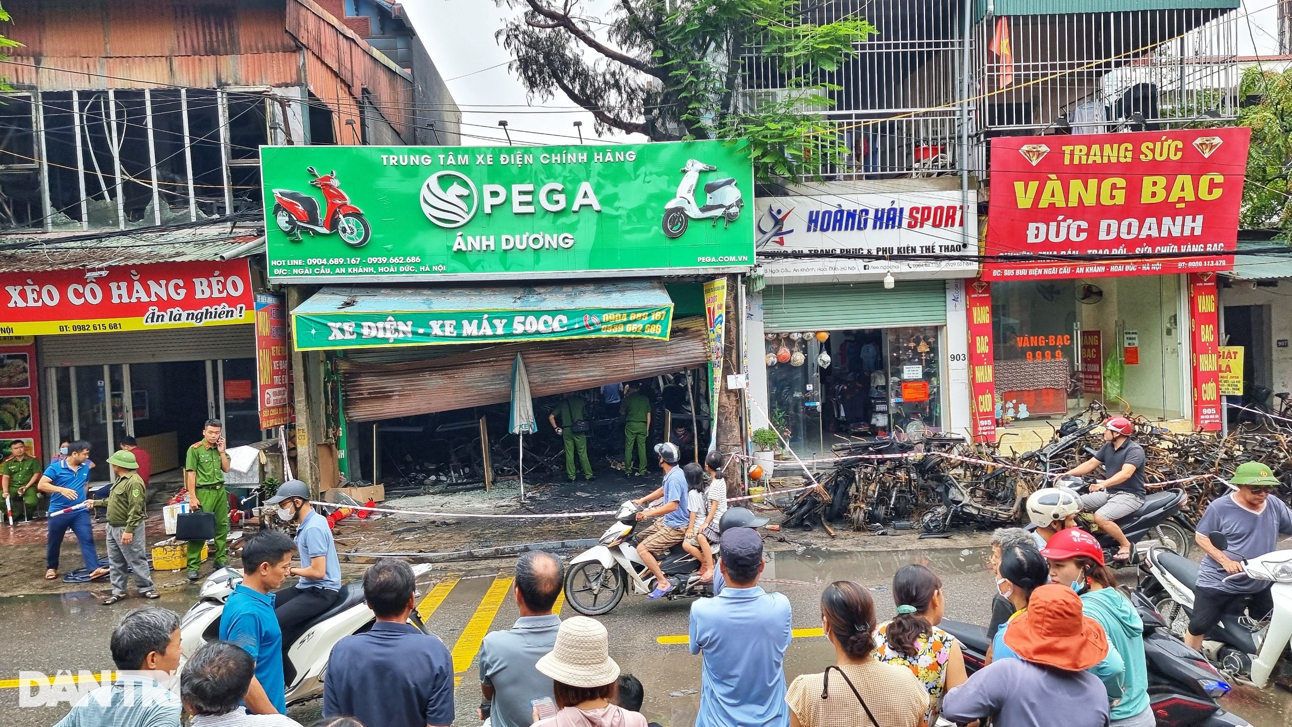 Hiện trường vụ cháy cửa hàng xe điện khiến 3 người chết ở Hà Nội - 1