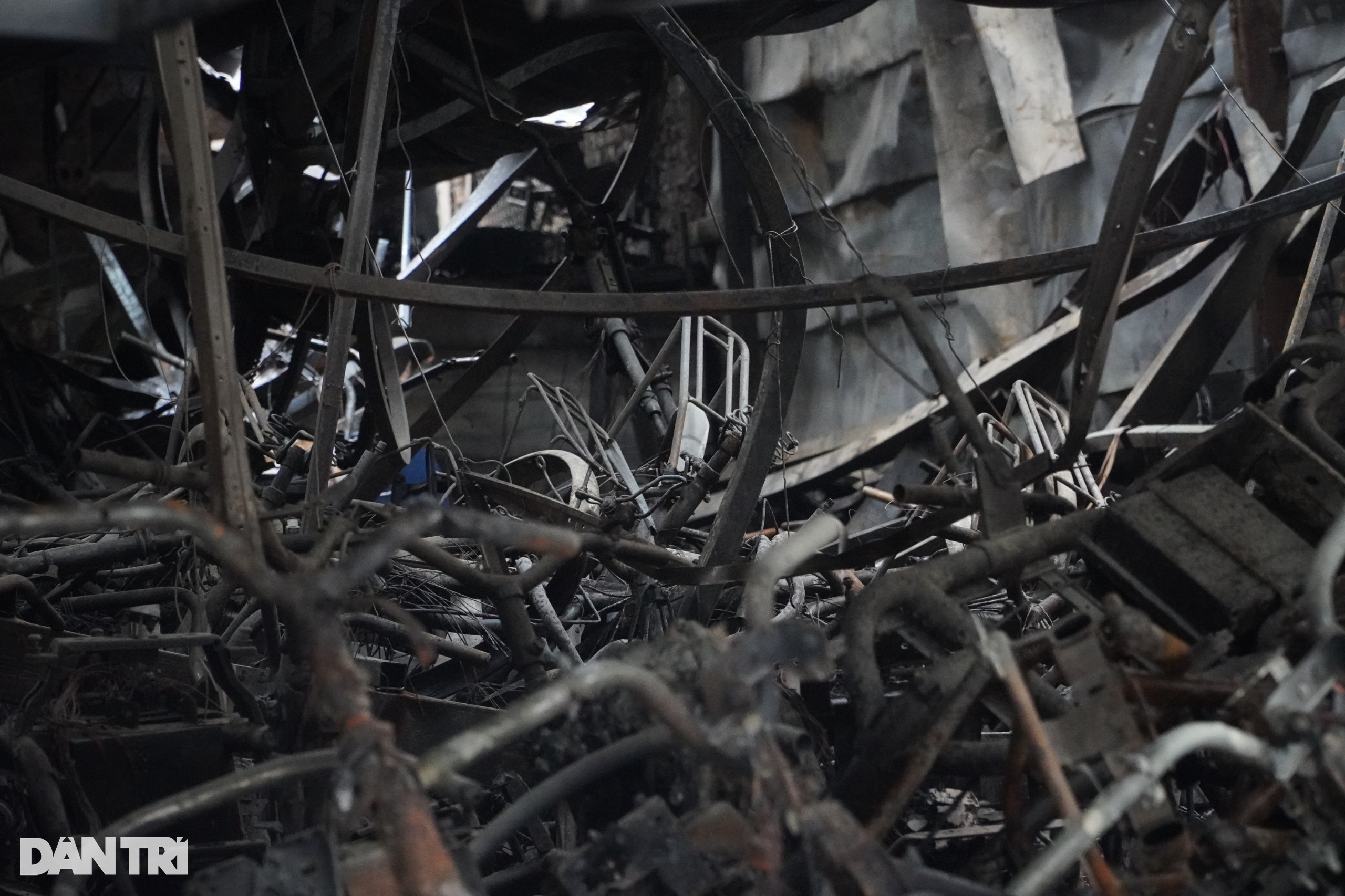 Hiện trường vụ cháy cửa hàng xe điện khiến 3 người chết ở Hà Nội - 3