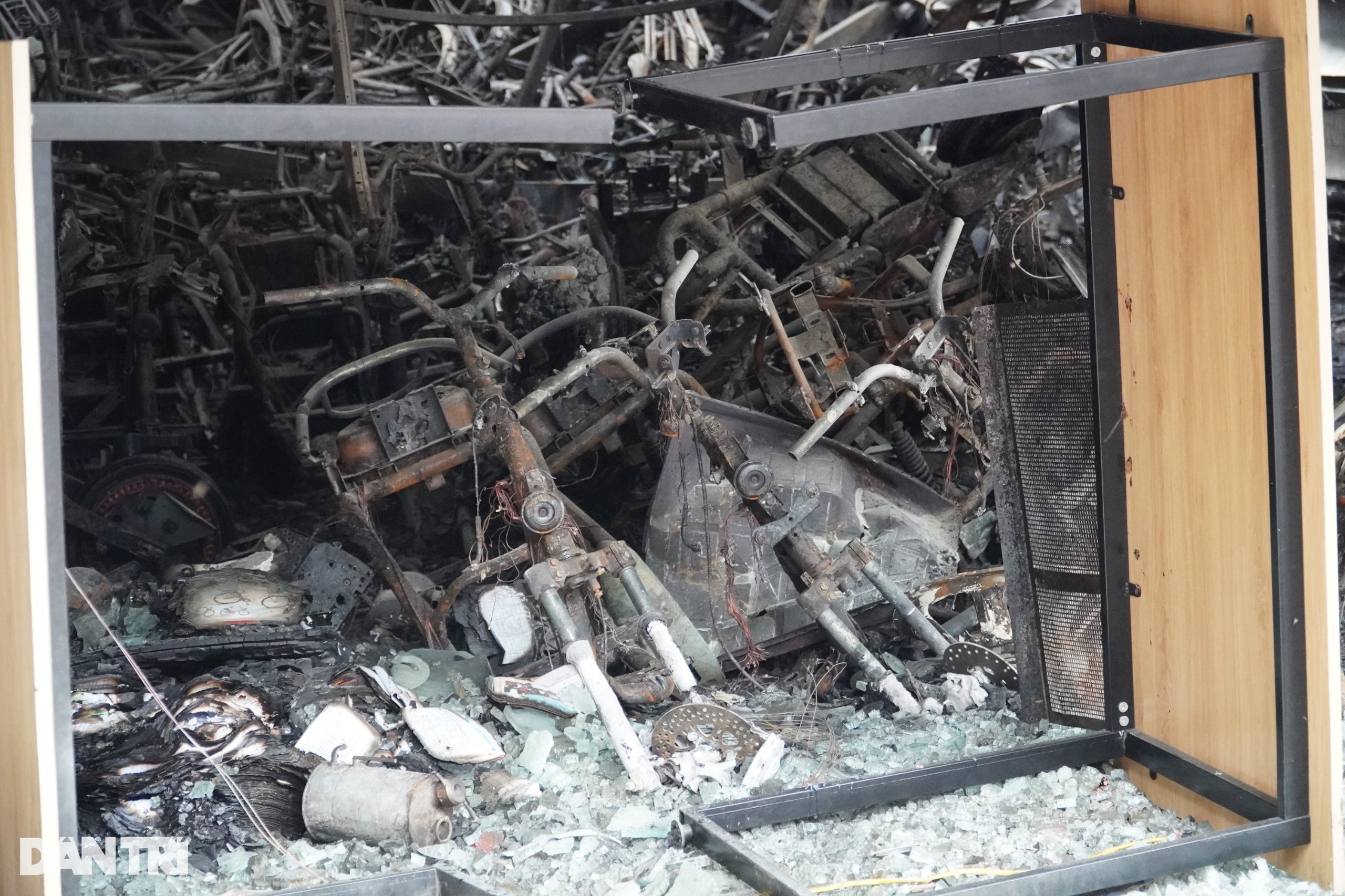 Hiện trường vụ cháy cửa hàng xe điện khiến 3 người chết ở Hà Nội - 4