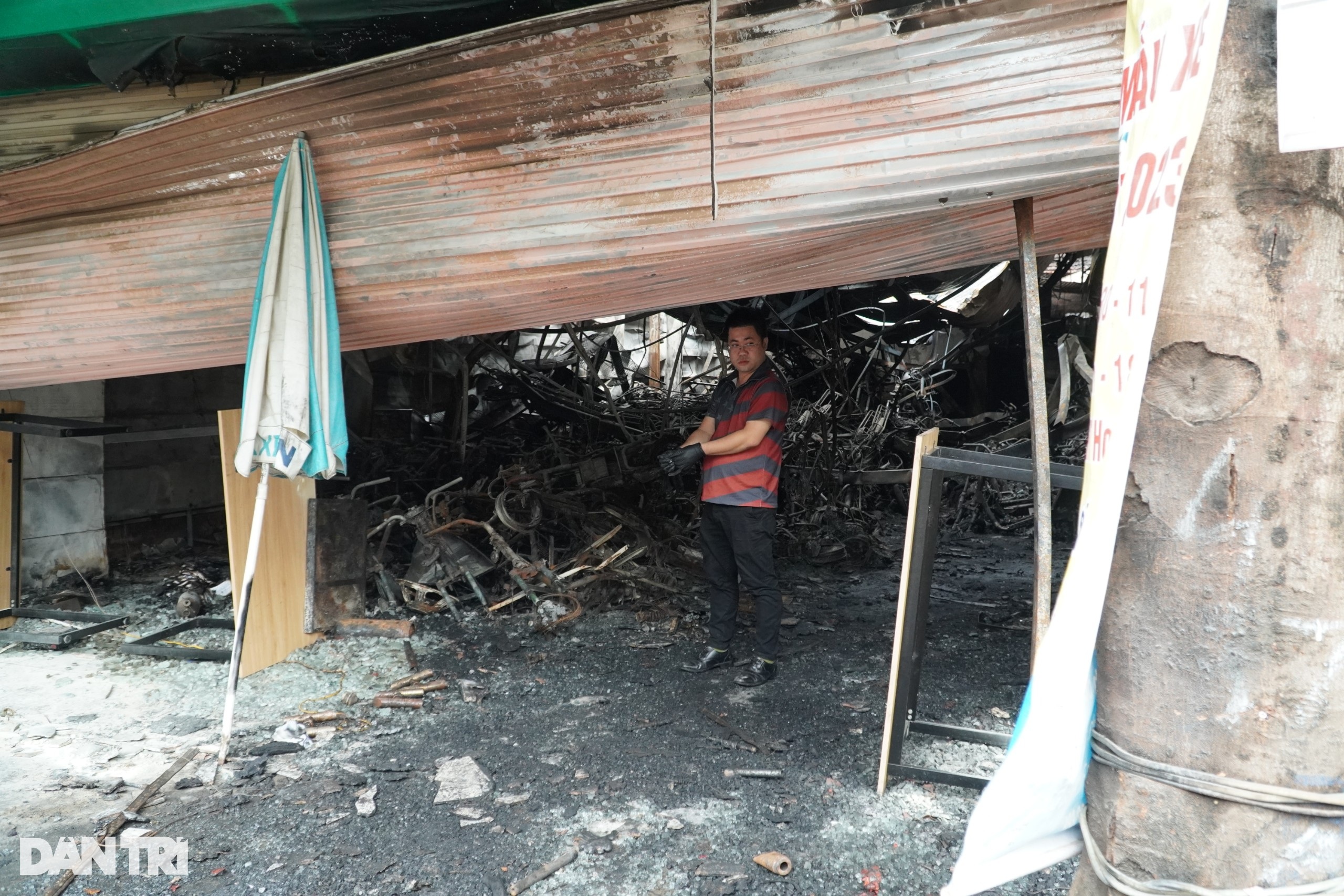 Hiện trường vụ cháy cửa hàng xe điện khiến 3 người chết ở Hà Nội - 7