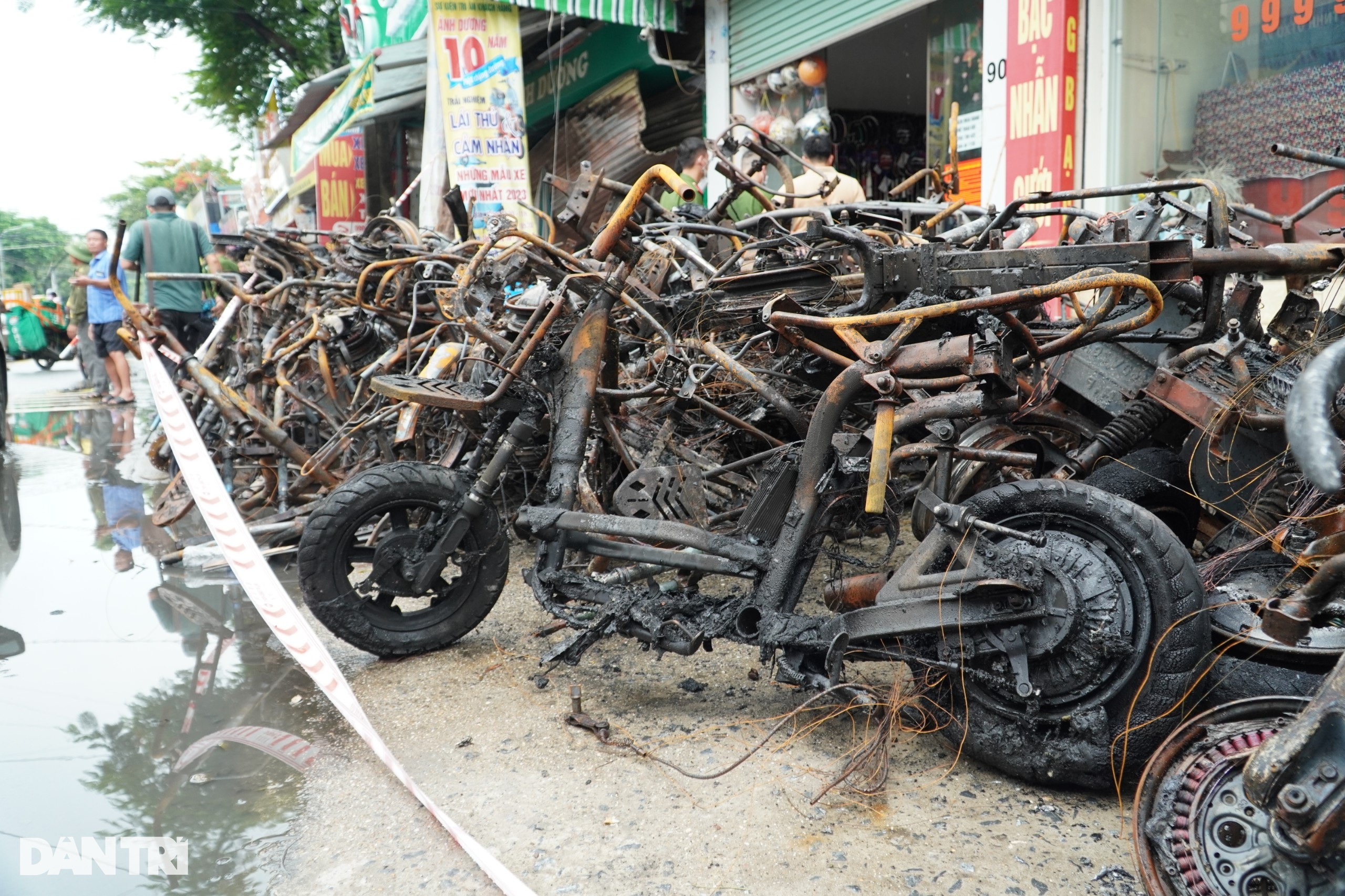 Hiện trường vụ cháy cửa hàng xe điện khiến 3 người chết ở Hà Nội - 2