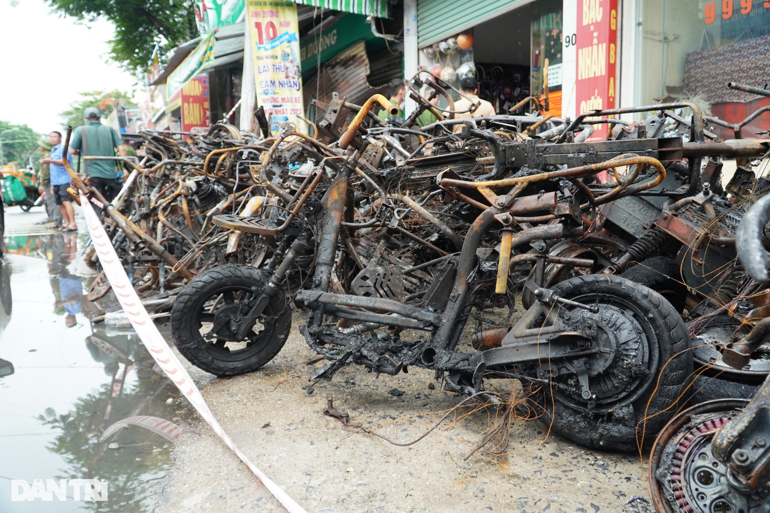 Hiện trường vụ cháy cửa hàng xe điện khiến 3 người chết ở Hà Nội - 2 Hiện trường vụ cháy cửa hàng xe điện khiến 3 người chết ở Hà Nội - 2