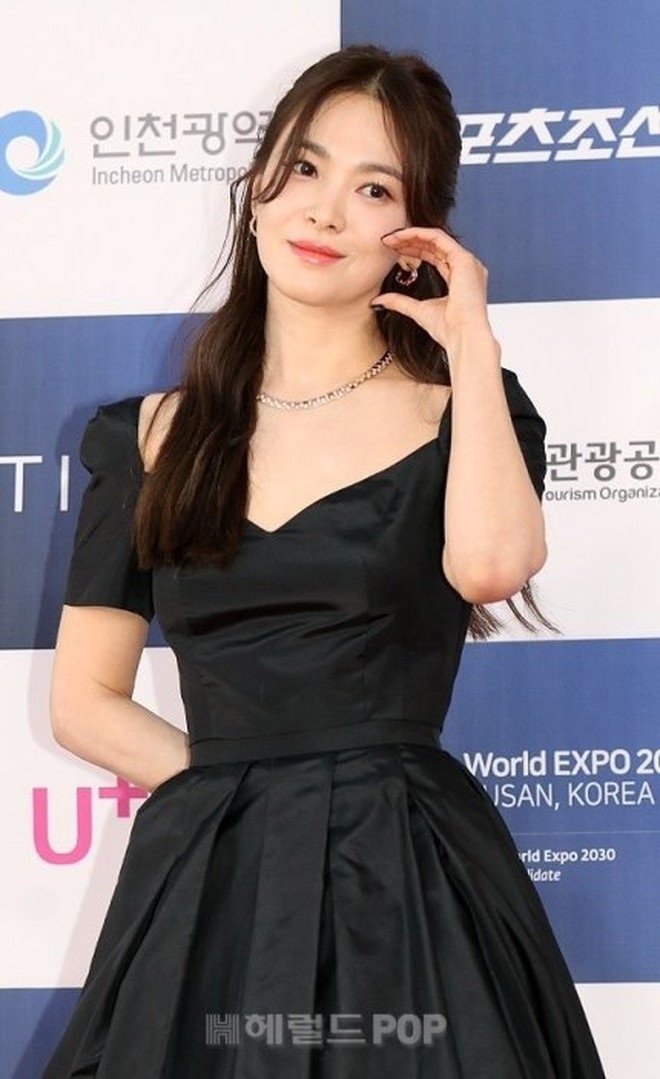 View - Đẳng cấp thời trang của Song Hye Kyo: Mặc giản dị vẫn đẹp lu mờ "đàn em" | Báo Dân trí