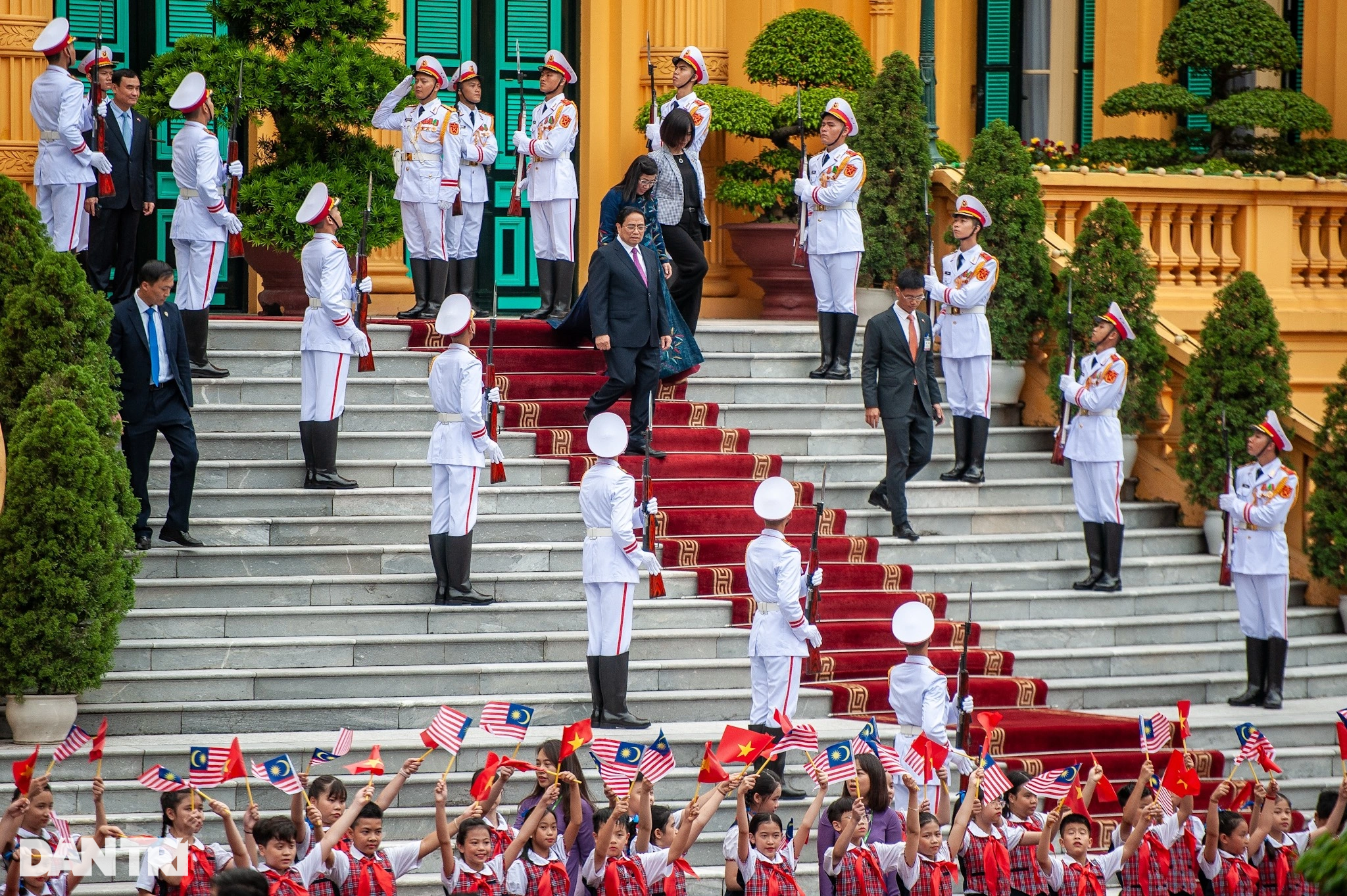 Thủ tướng Phạm Minh Chính chủ trì lễ đón Thủ tướng Malaysia thăm Việt Nam - 1