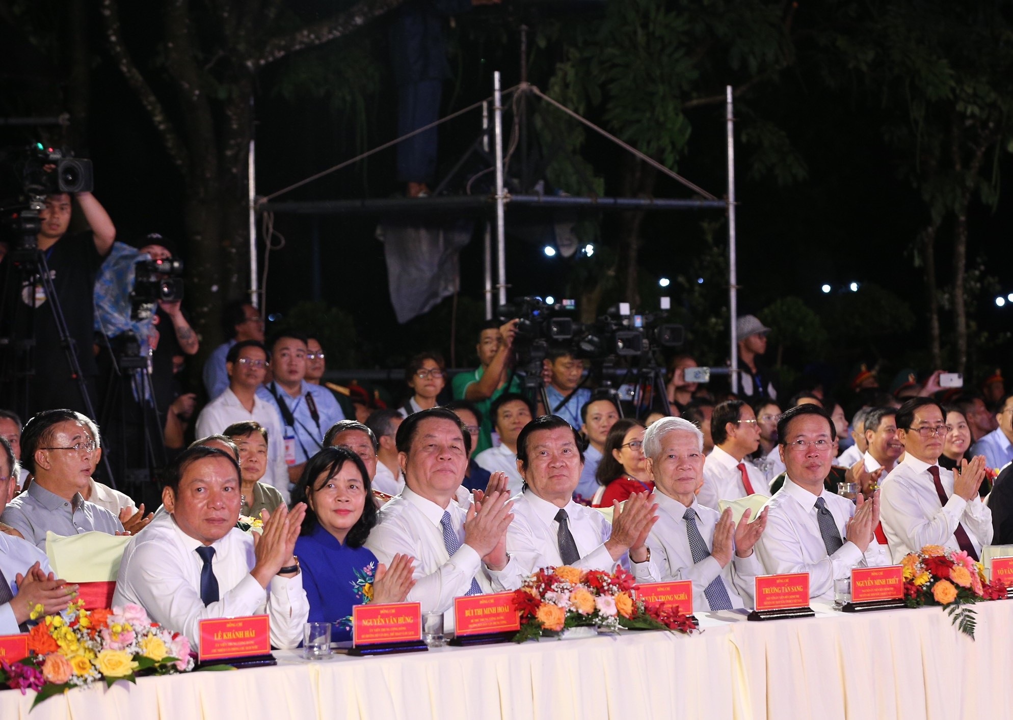 បានផ្លាស់ប្តូរ និងមានមោទនភាពចំពោះកម្មវិធី Immortal Epic - ១ Xúc động và tự hào với chương trình Bản hùng ca bất diệt - 1