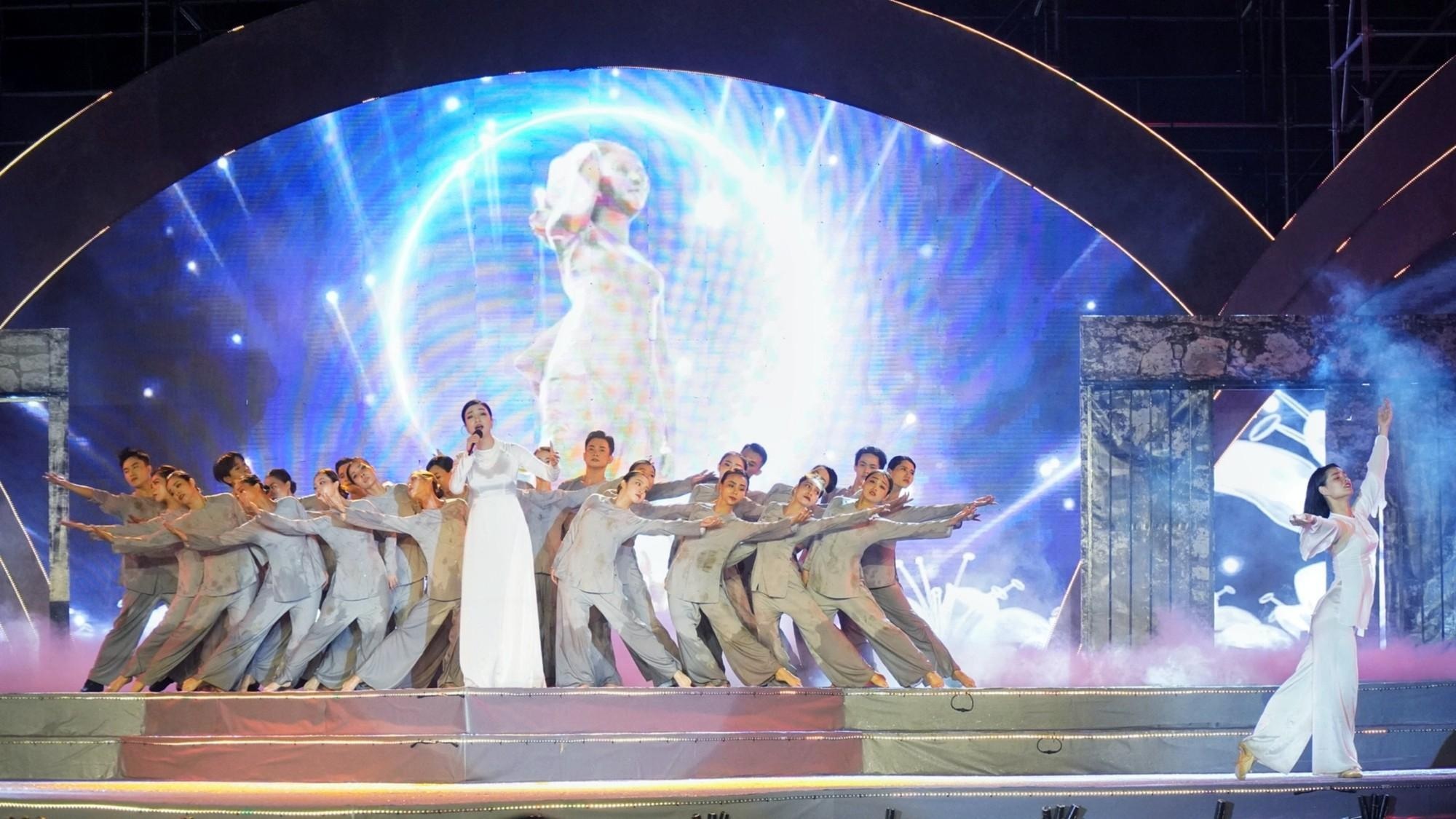 បានផ្លាស់ប្តូរ និងមានមោទនភាពចំពោះកម្មវិធី Immortal Epic - ៣ Xúc động và tự hào với chương trình Bản hùng ca bất diệt - 3