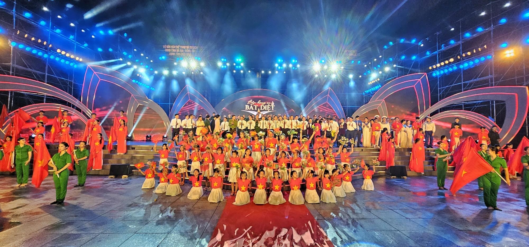 បានផ្លាស់ប្តូរ និងមានមោទនភាពចំពោះកម្មវិធី Immortal Epic - ៥ Xúc động và tự hào với chương trình Bản hùng ca bất diệt - 5