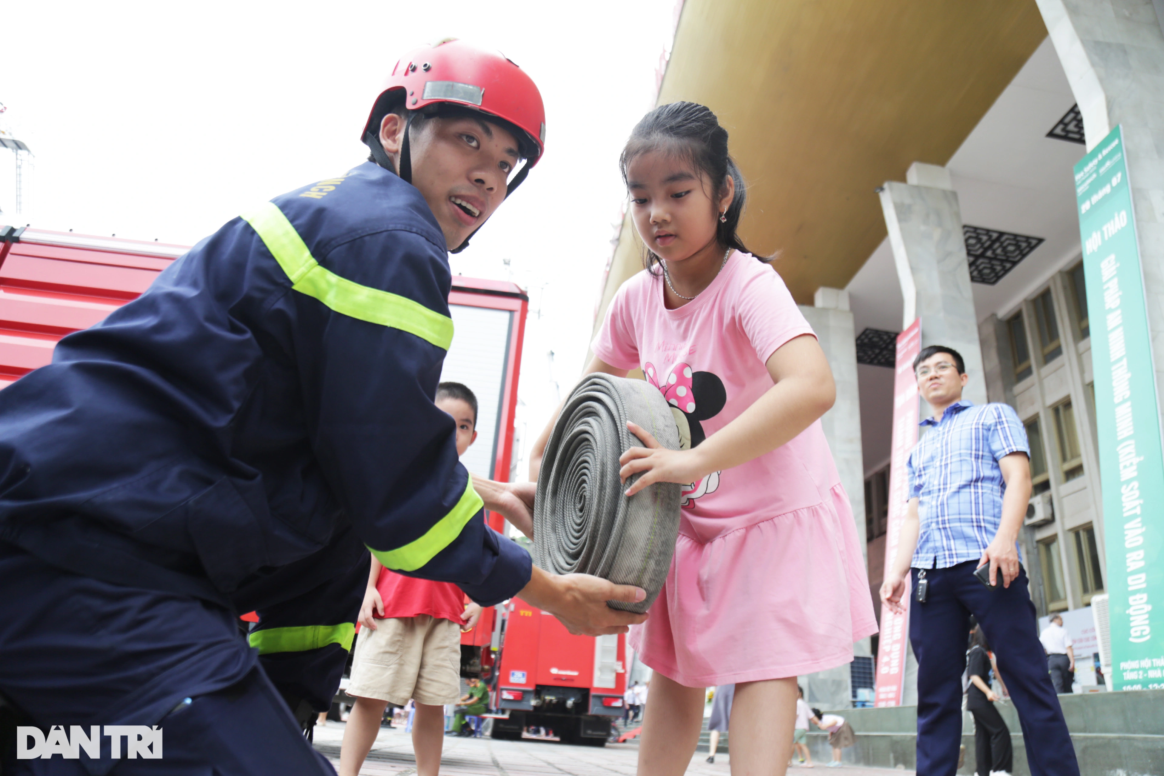 Cảnh sát hướng dẫn các em nhỏ thoát nạn khi có cháy tại nhà ở - 10