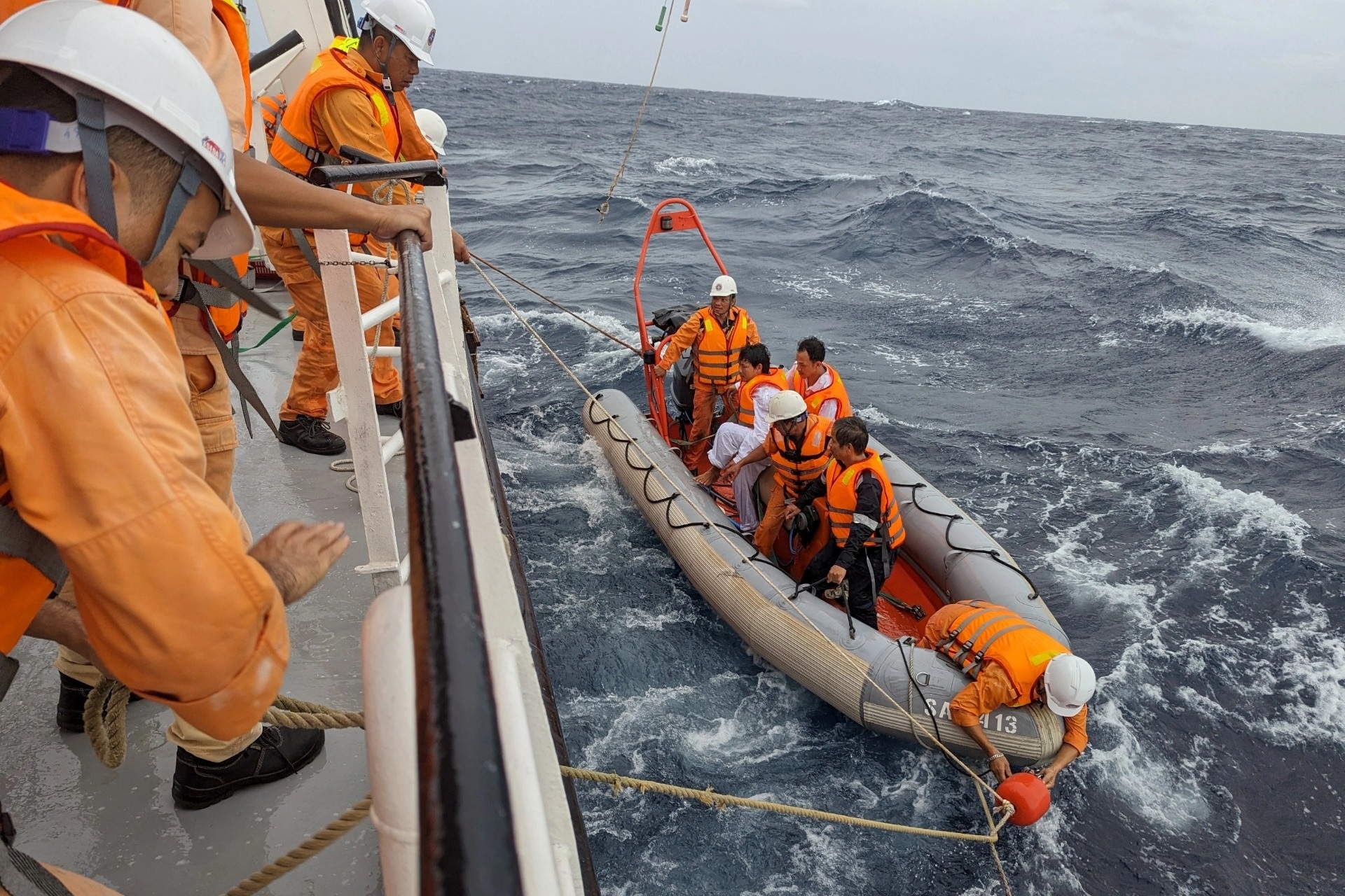 Tàu cá Bình Định gặp nạn, 4 người được cứu, 2 thuyền viên mất tích - 2