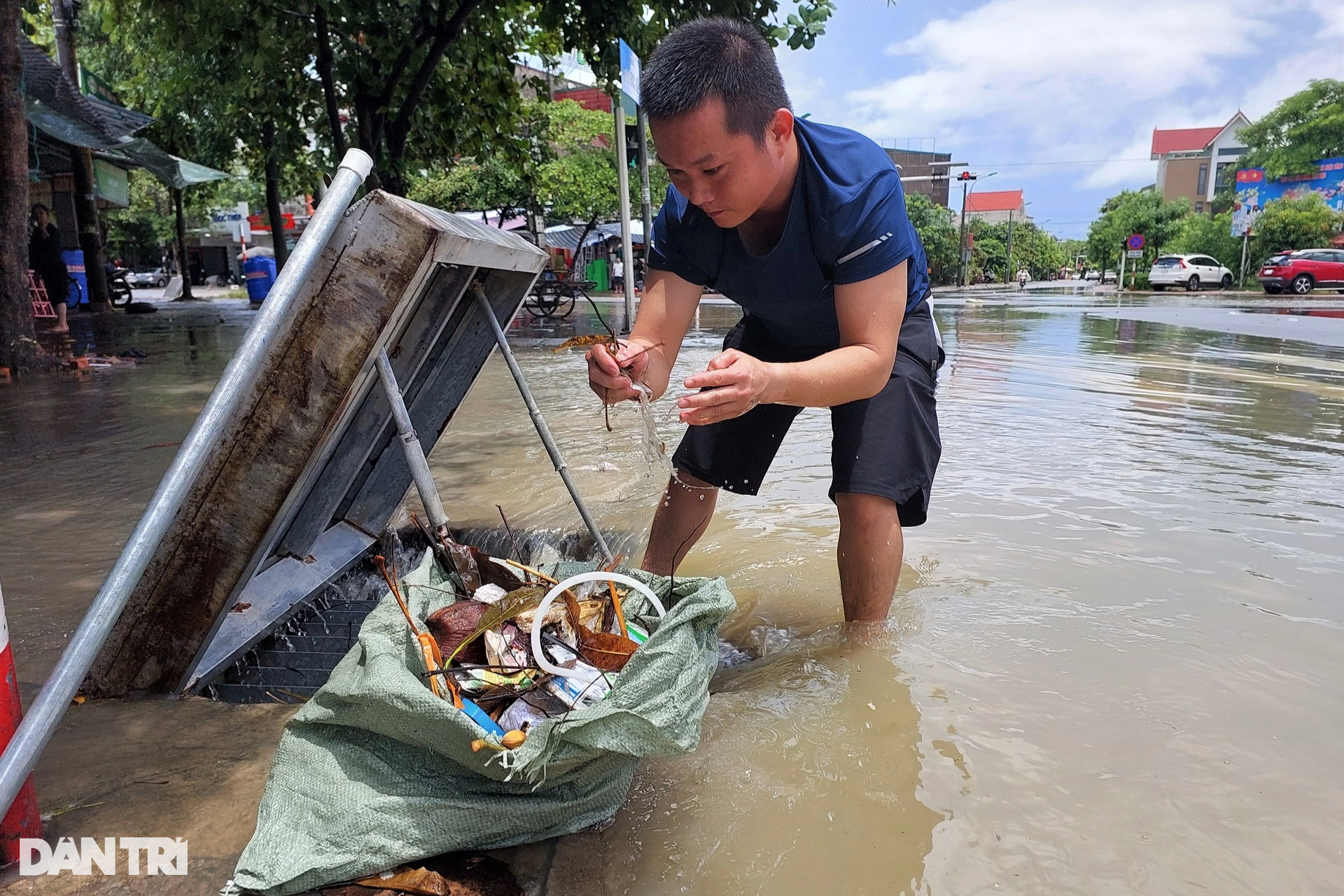 Mưa lớn suốt nhiều giờ, đường phố ở Hà Tĩnh ngập nặng - 5