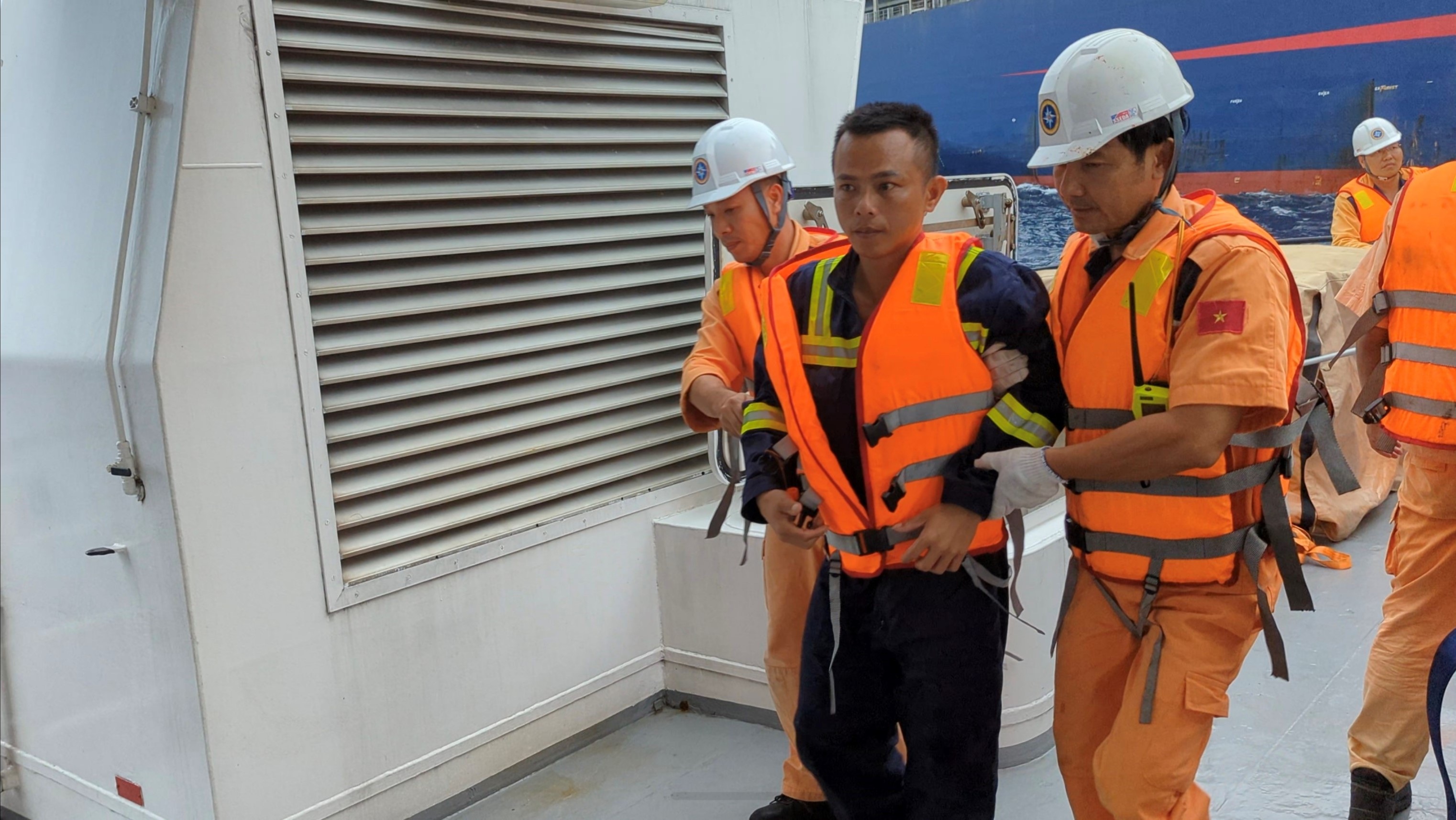 Tàu cá Bình Định gặp nạn, 4 người được cứu, 2 thuyền viên mất tích - 1