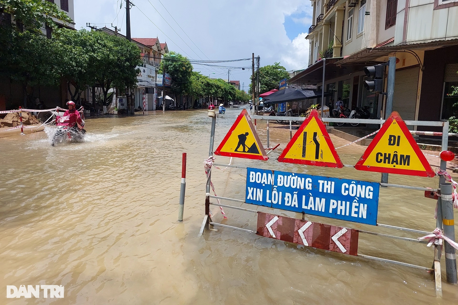 Mưa lớn suốt nhiều giờ, đường phố ở Hà Tĩnh ngập nặng - 7