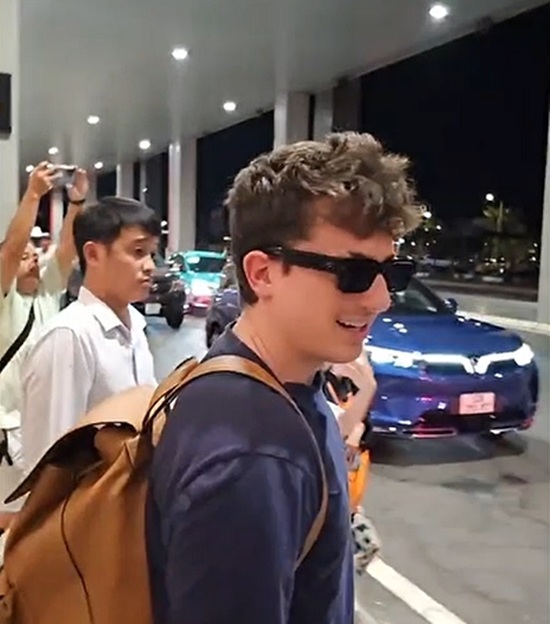 Charlie Puth přistál na letišti Cam Ranh a přátelsky pozdravil vietnamské publikum - 2 Charlie Puth hạ cánh tại sân bay Cam Ranh, thân thiện chào khán giả Việt - 2