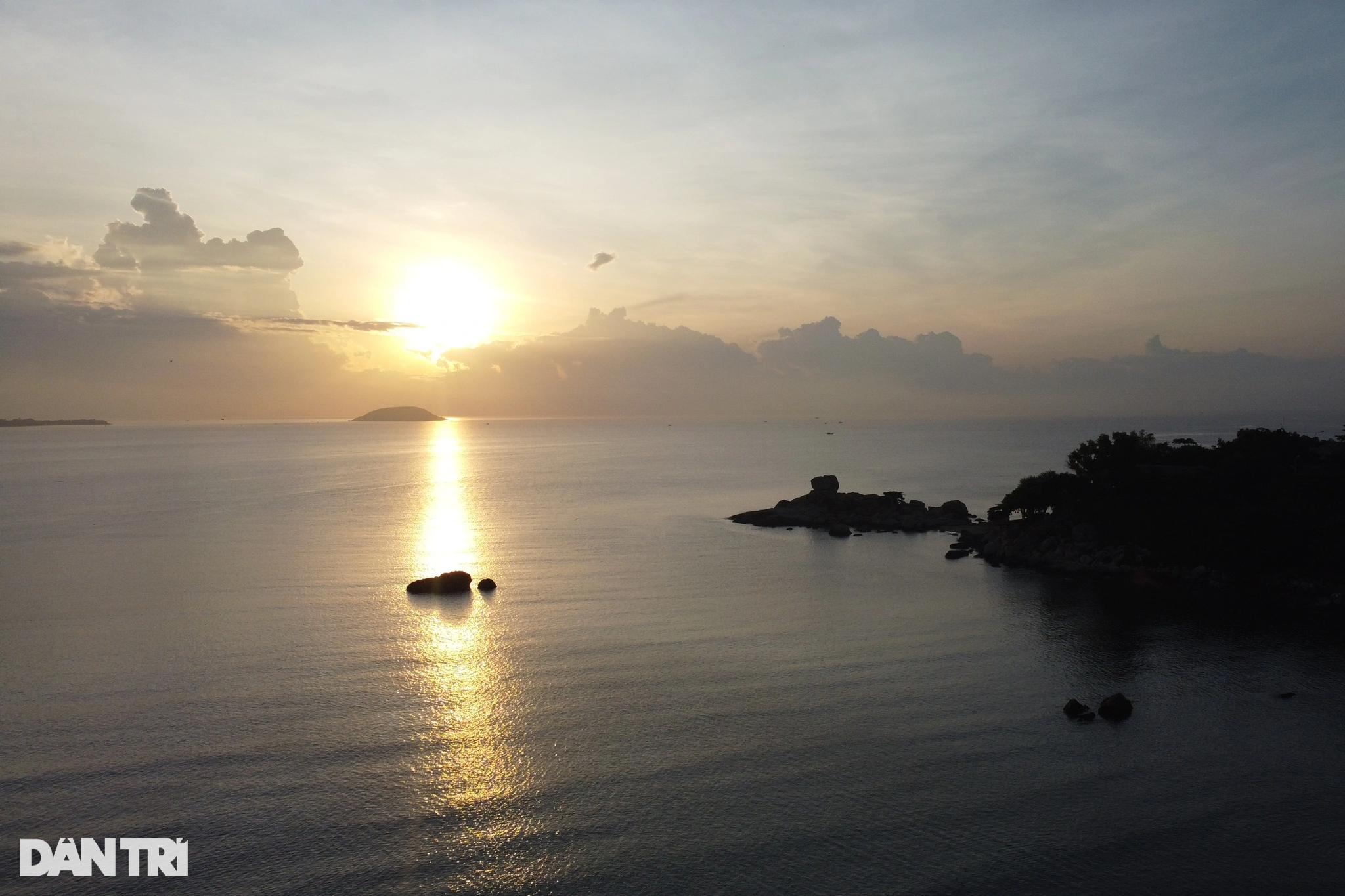 View - Khoảnh khắc ngắm bình minh tuyệt đẹp ở biển Nha Trang | Báo Dân trí