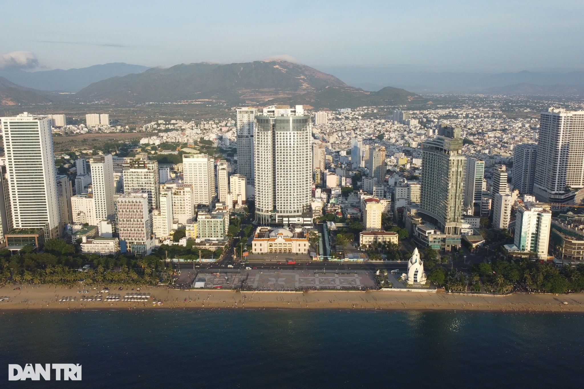 View - Khoảnh khắc ngắm bình minh tuyệt đẹp ở biển Nha Trang | Báo Dân trí