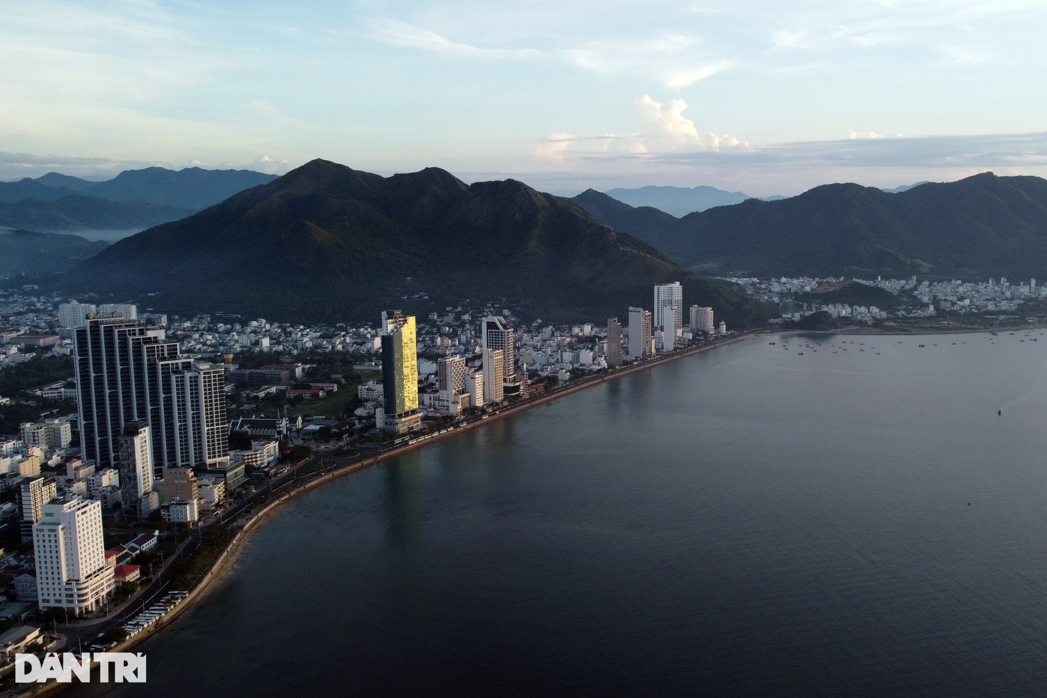 View - Khoảnh khắc ngắm bình minh tuyệt đẹp ở biển Nha Trang | Báo Dân trí