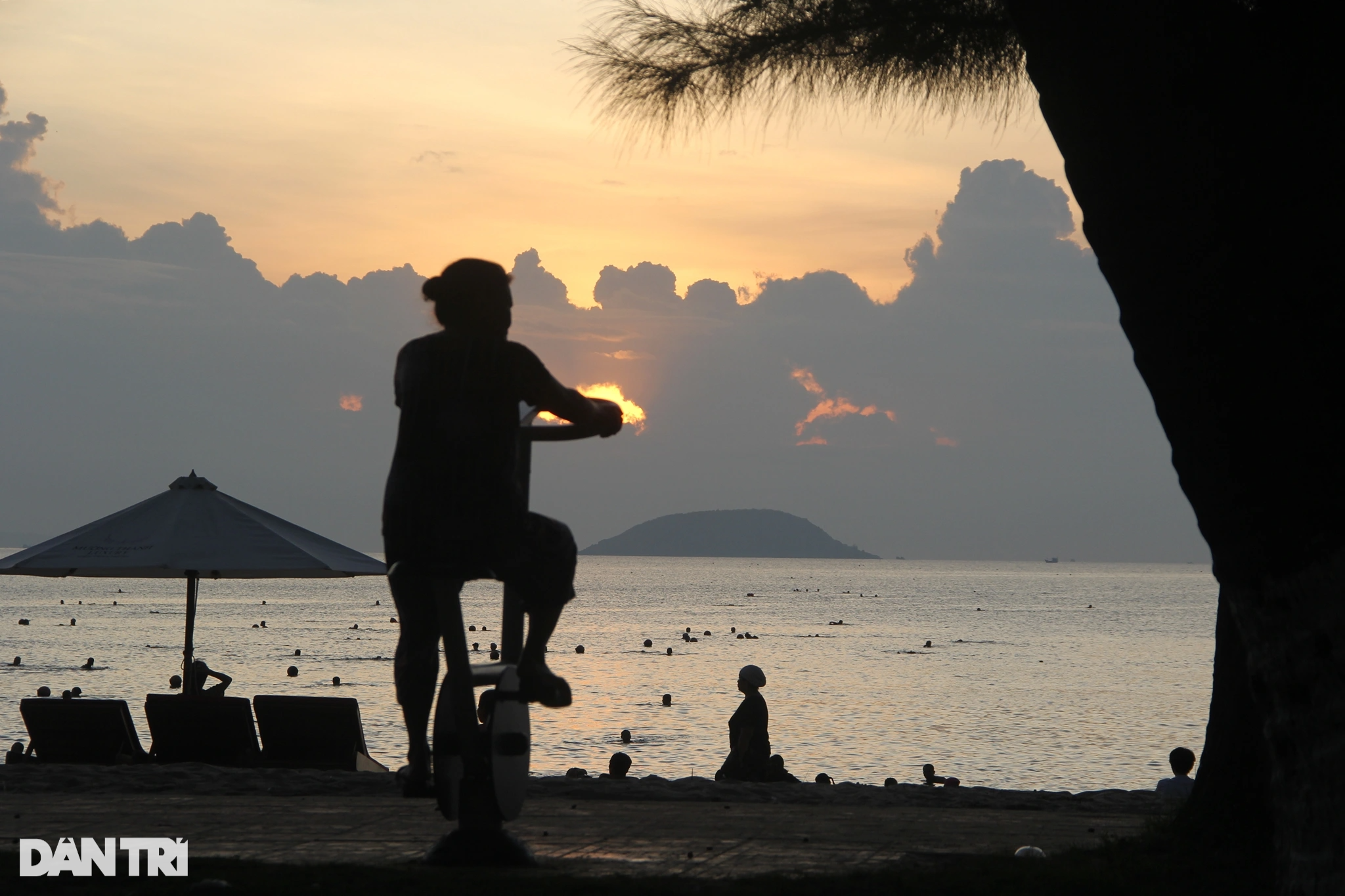 View - Khoảnh khắc ngắm bình minh tuyệt đẹp ở biển Nha Trang | Báo Dân trí