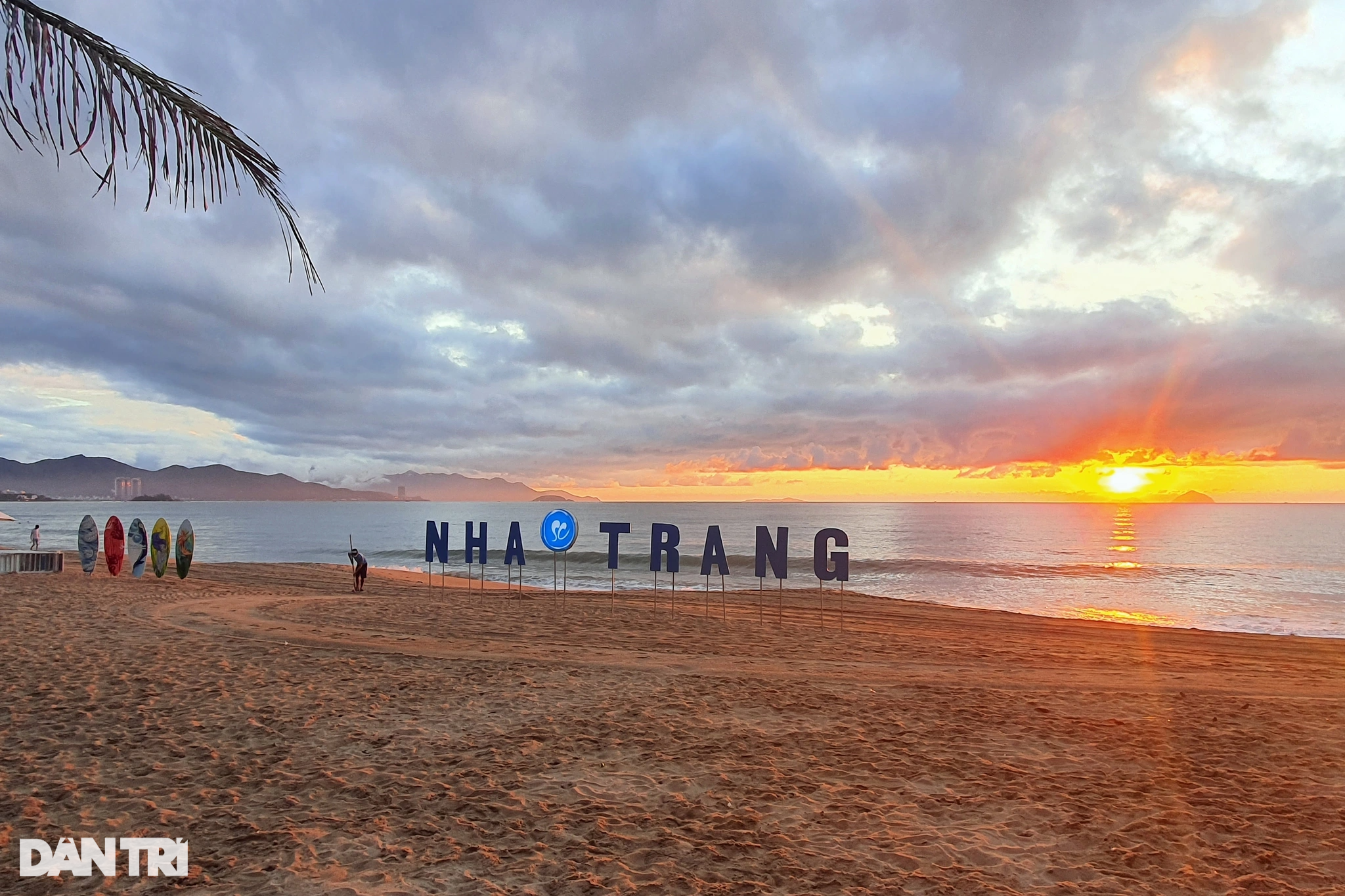 View - Khoảnh khắc ngắm bình minh tuyệt đẹp ở biển Nha Trang | Báo Dân trí